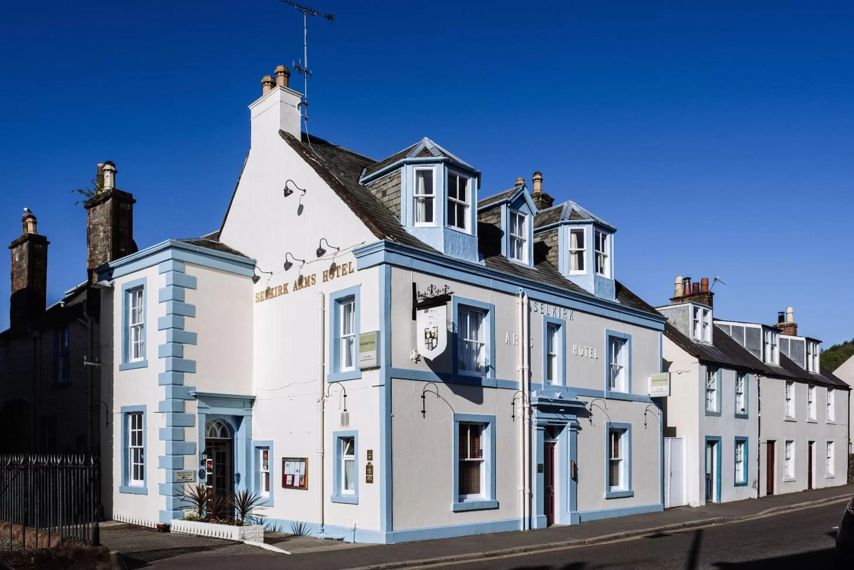 Facade/entrance in Selkirk Arms Hotel