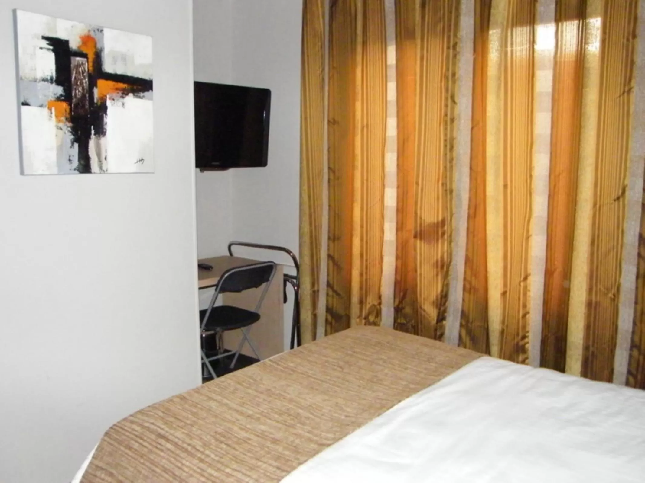 TV and multimedia, Bed in CIT'HOTEL Saint-Pierre