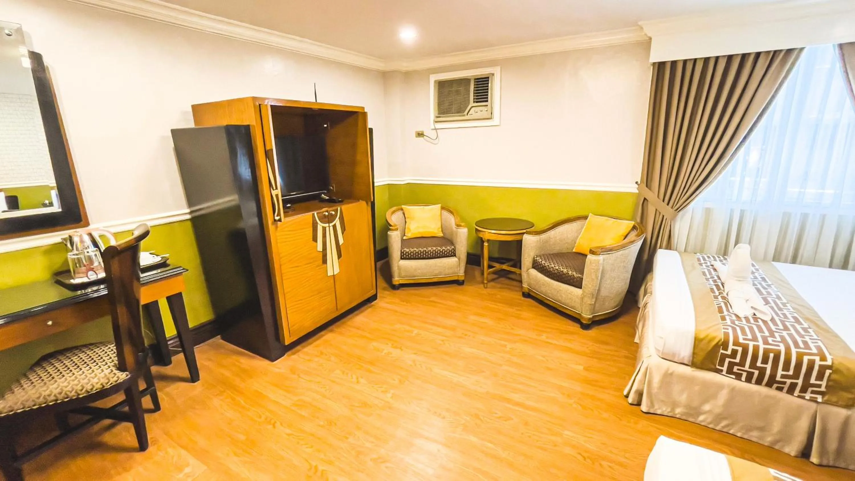 Seating area, Bed in Miramar Hotel