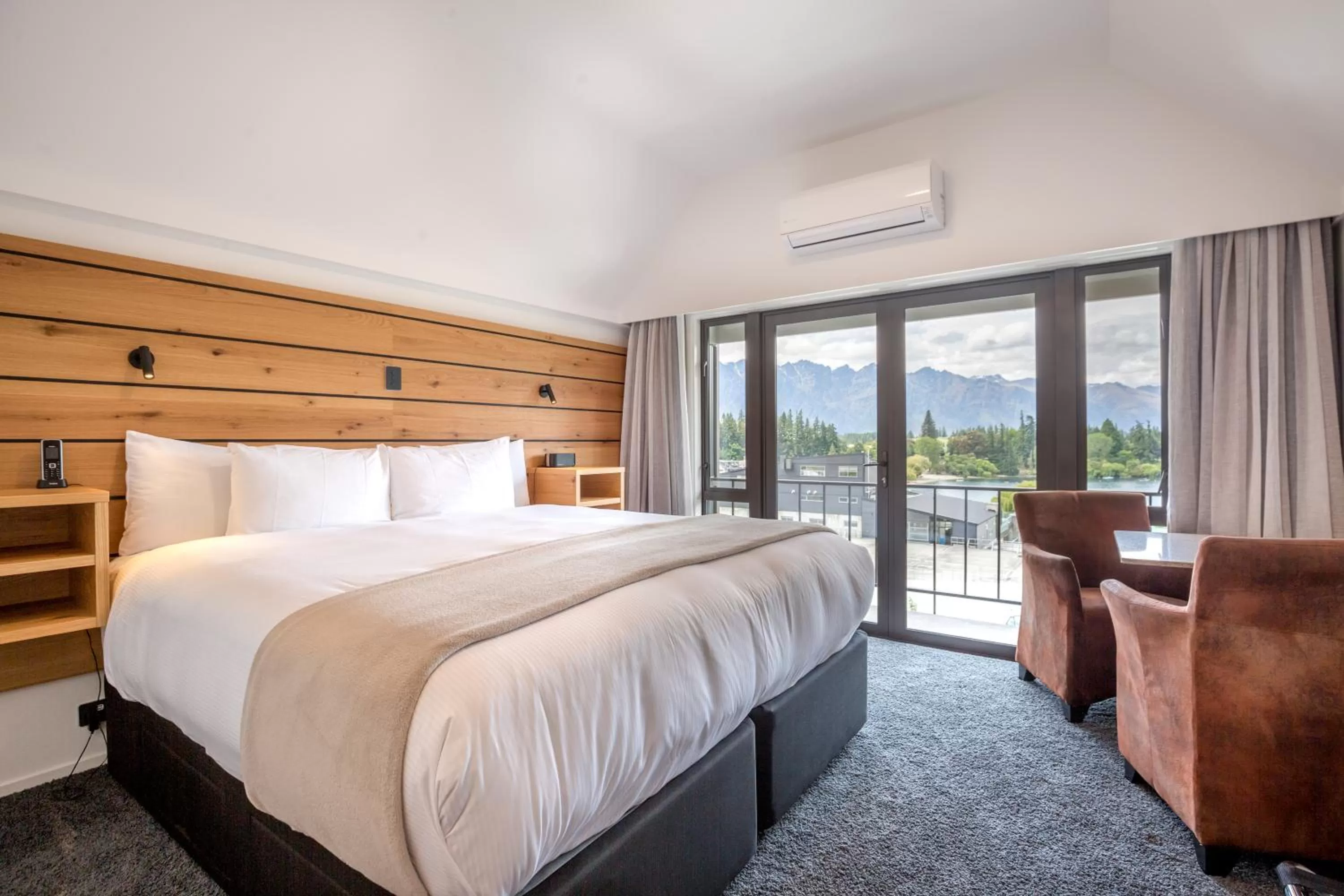 Balcony/Terrace, Bed in Lomond Lodge Motel & Apartments