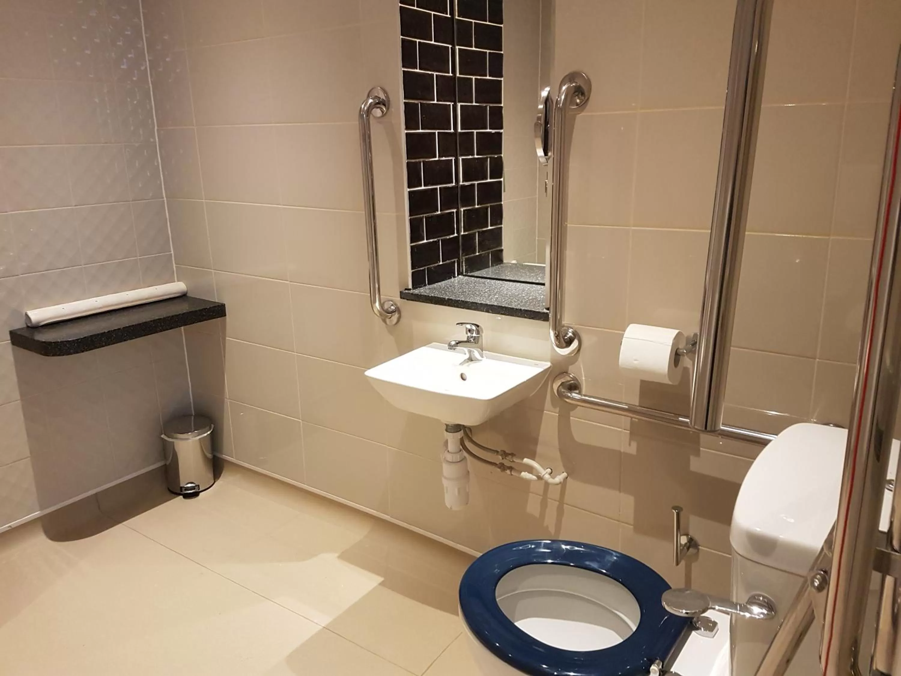 Shower, Bathroom in Admiral of the Humber Wetherspoon