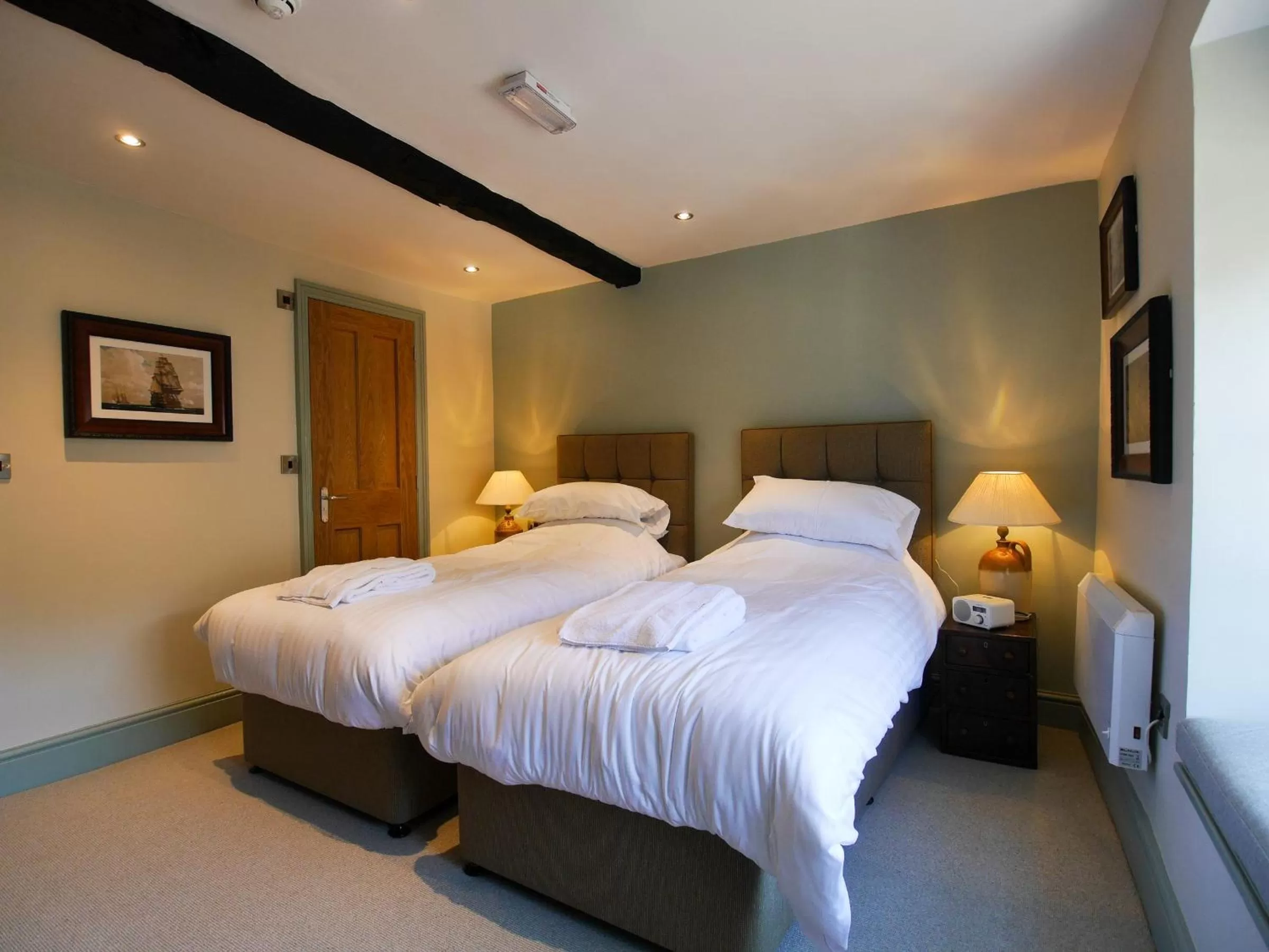 Photo of the whole room, Bed in The Fox