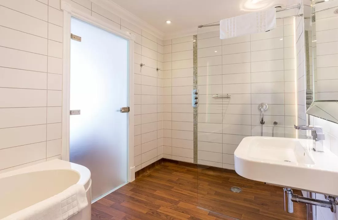 Shower in The Bell Inn Hotel