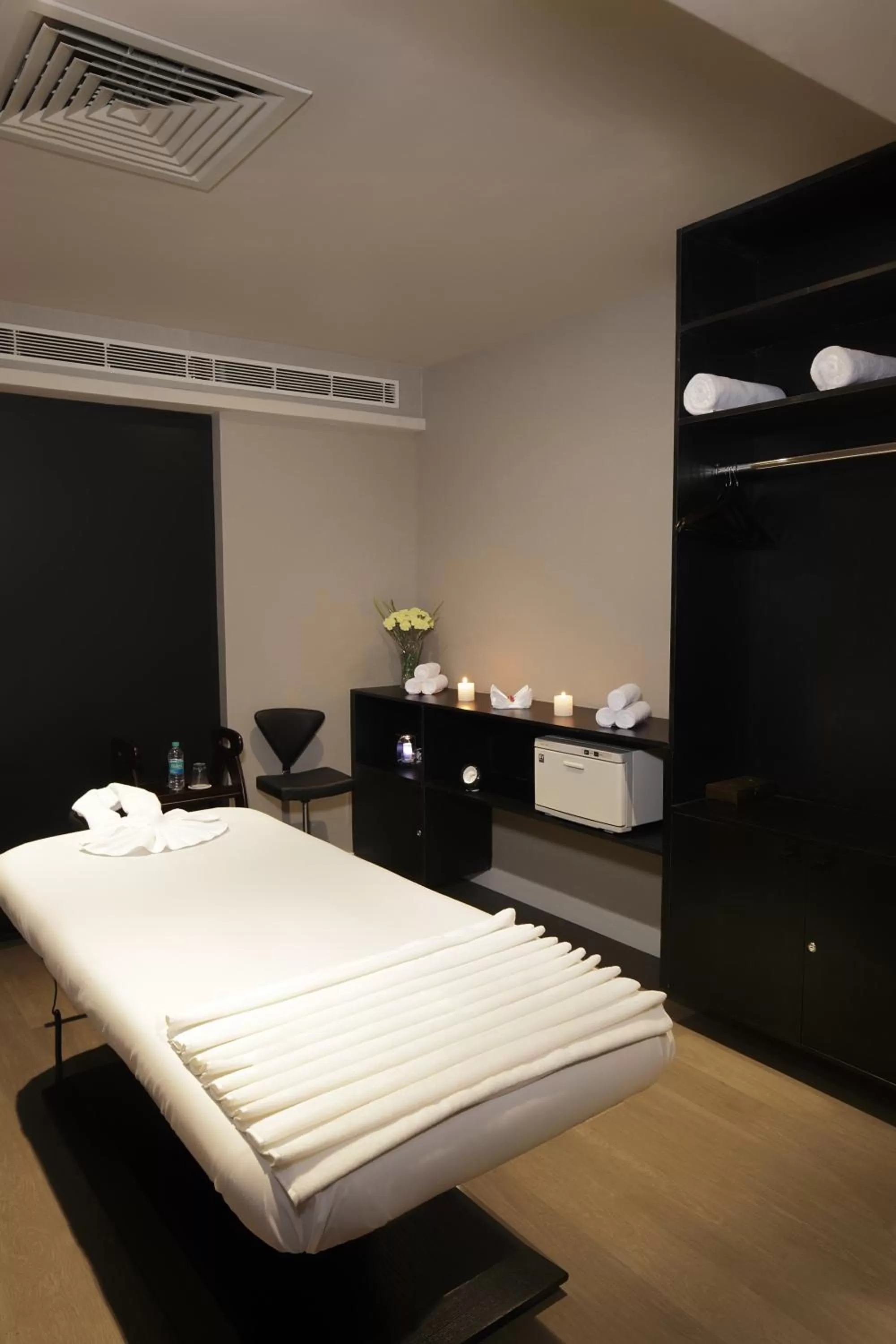 Massage, Bed in Holiday Inn Express New Delhi International Airport T3 by IHG