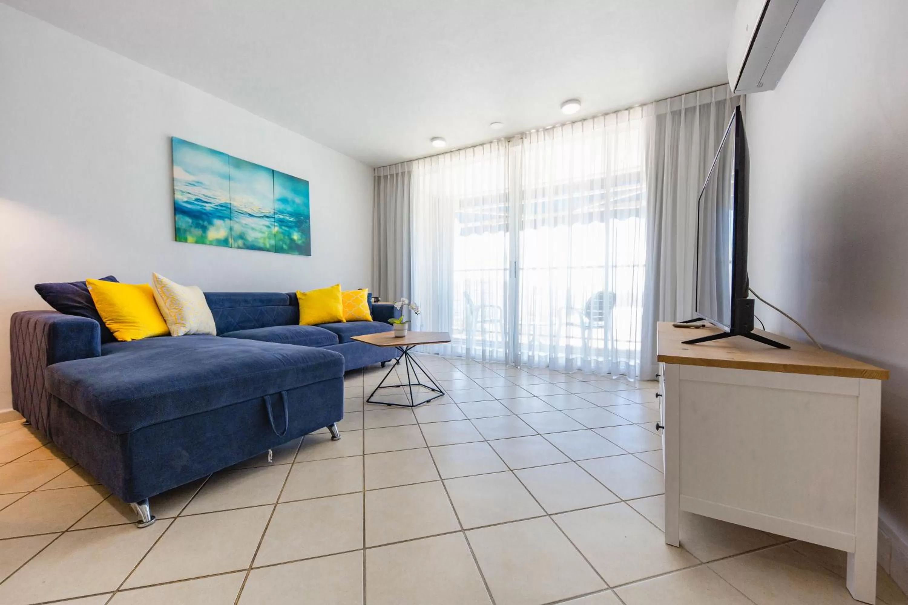 Living room, Seating Area in ESJ Towers by Chana