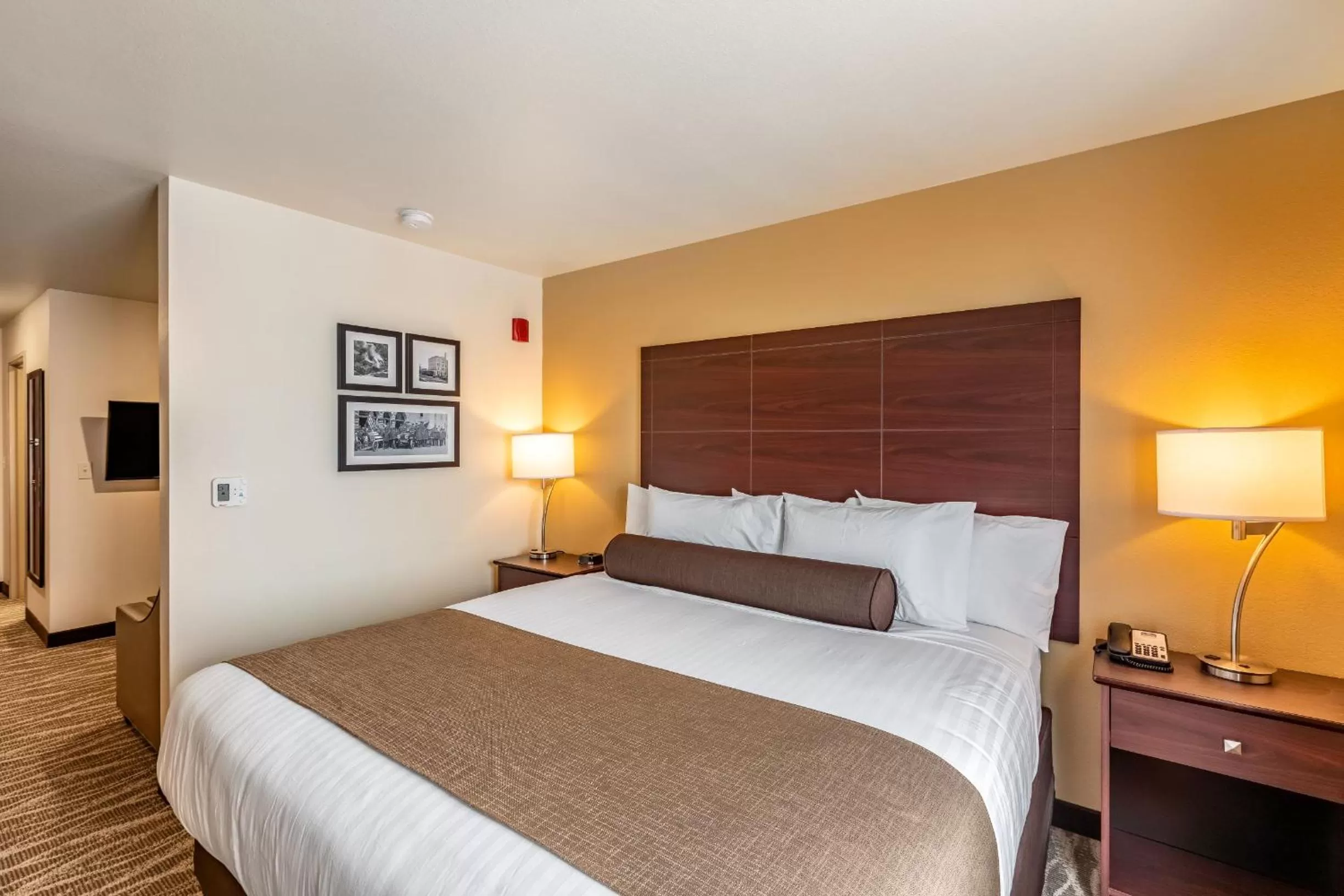 Bed in Cobblestone Hotel & Suites - Stevens Point