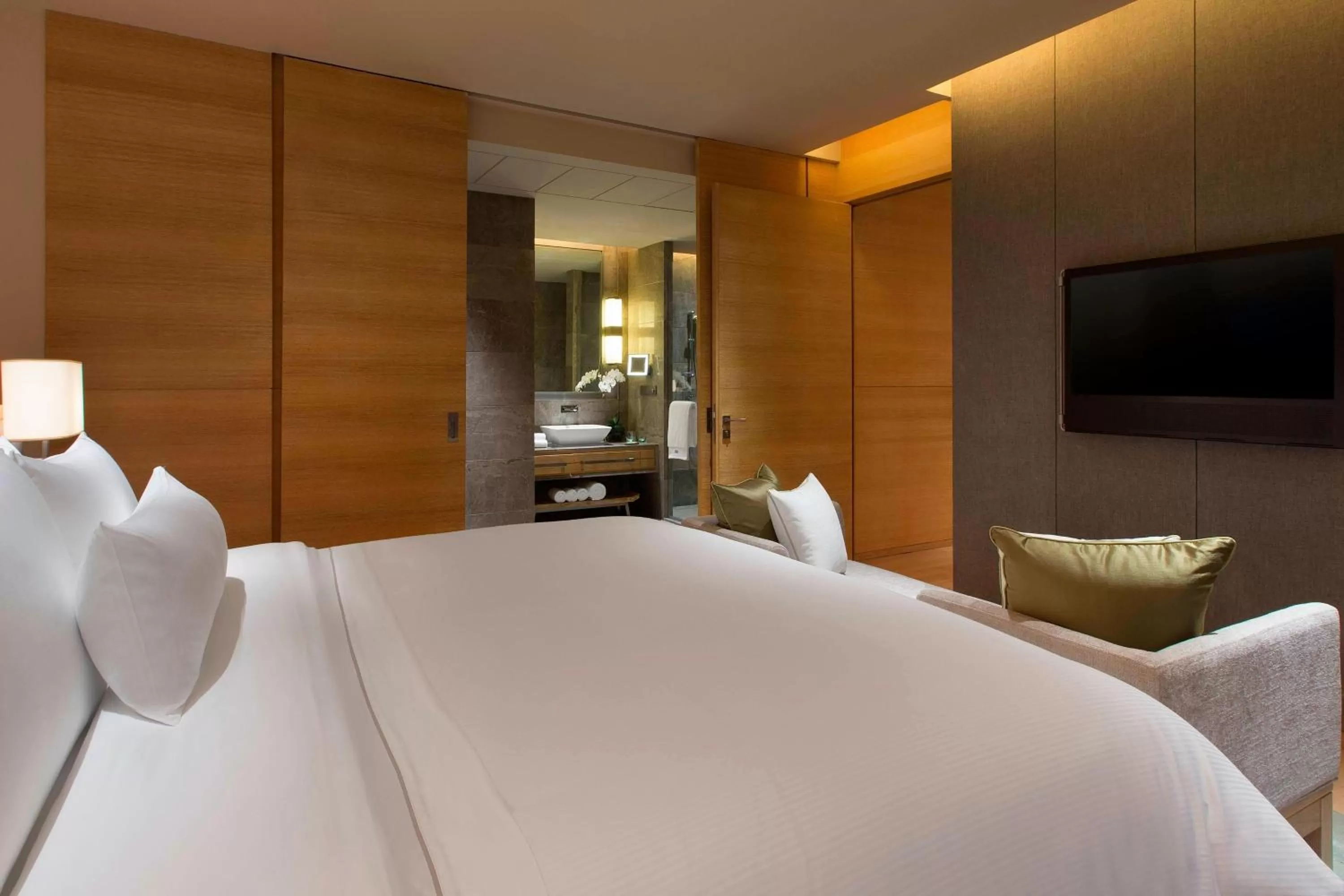 Bedroom, Bed in The Westin Chongqing Liberation Square