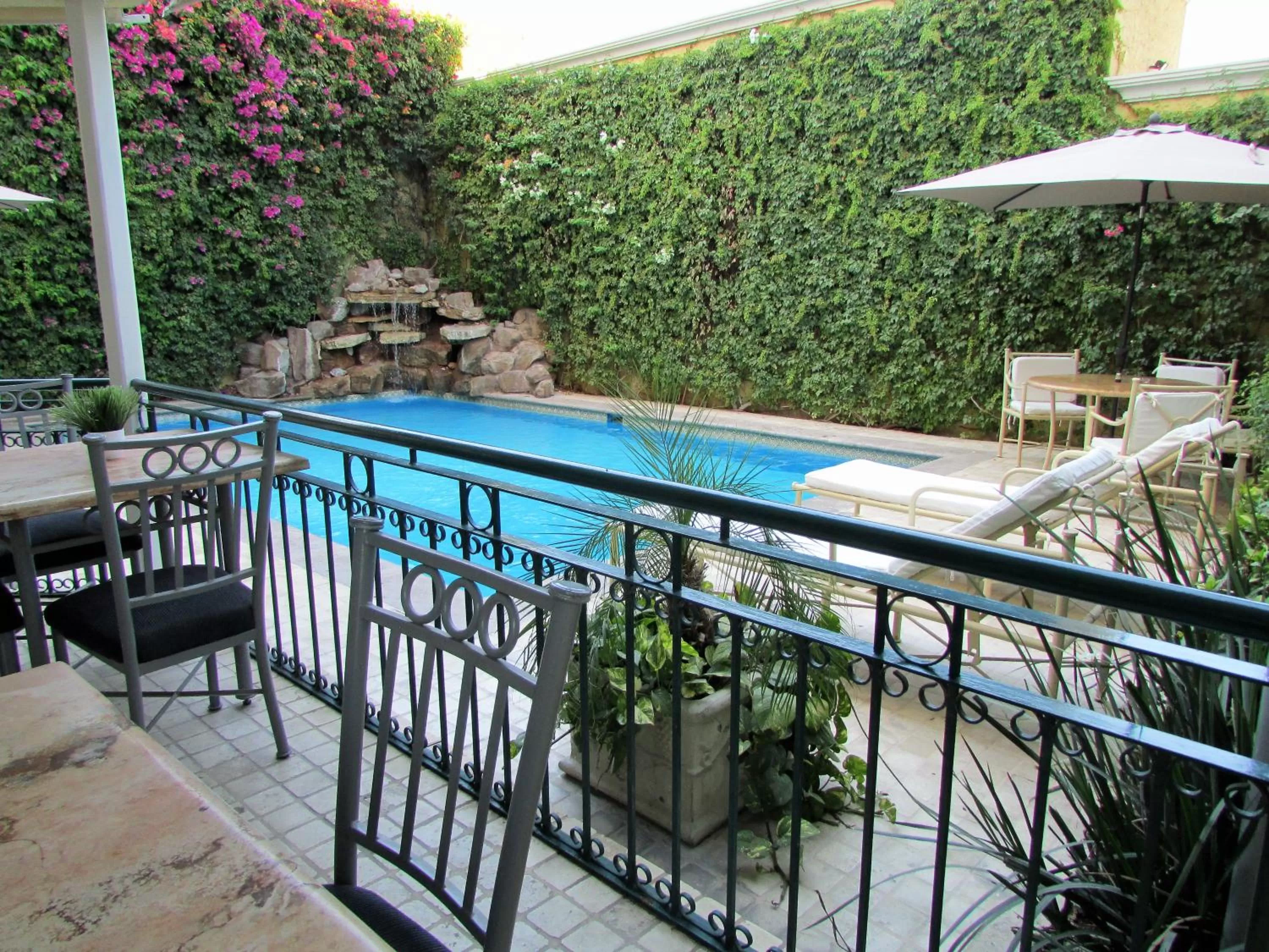 Swimming pool in Best Western Hotel Posada Del Rio Express