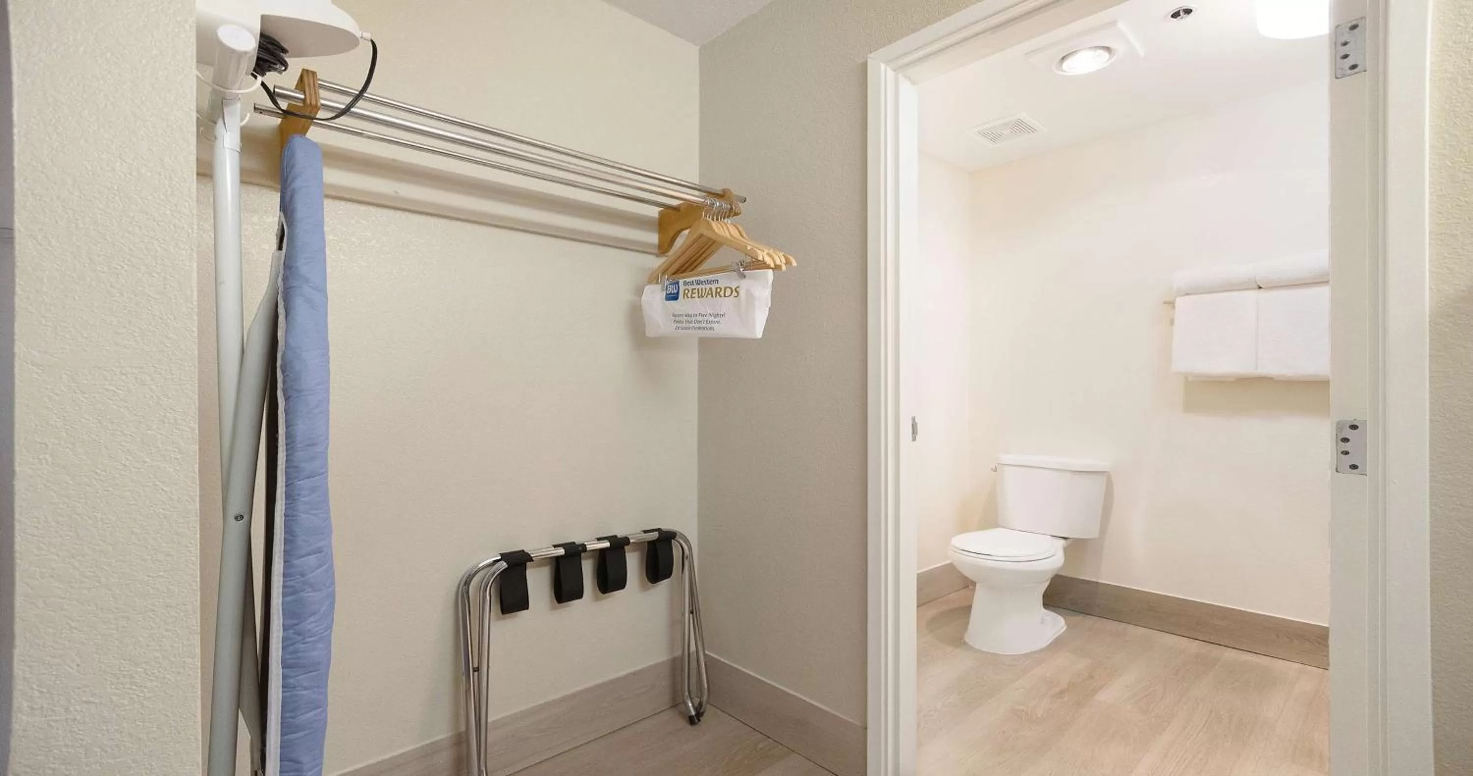 Bedroom in Best Western Amador Inn