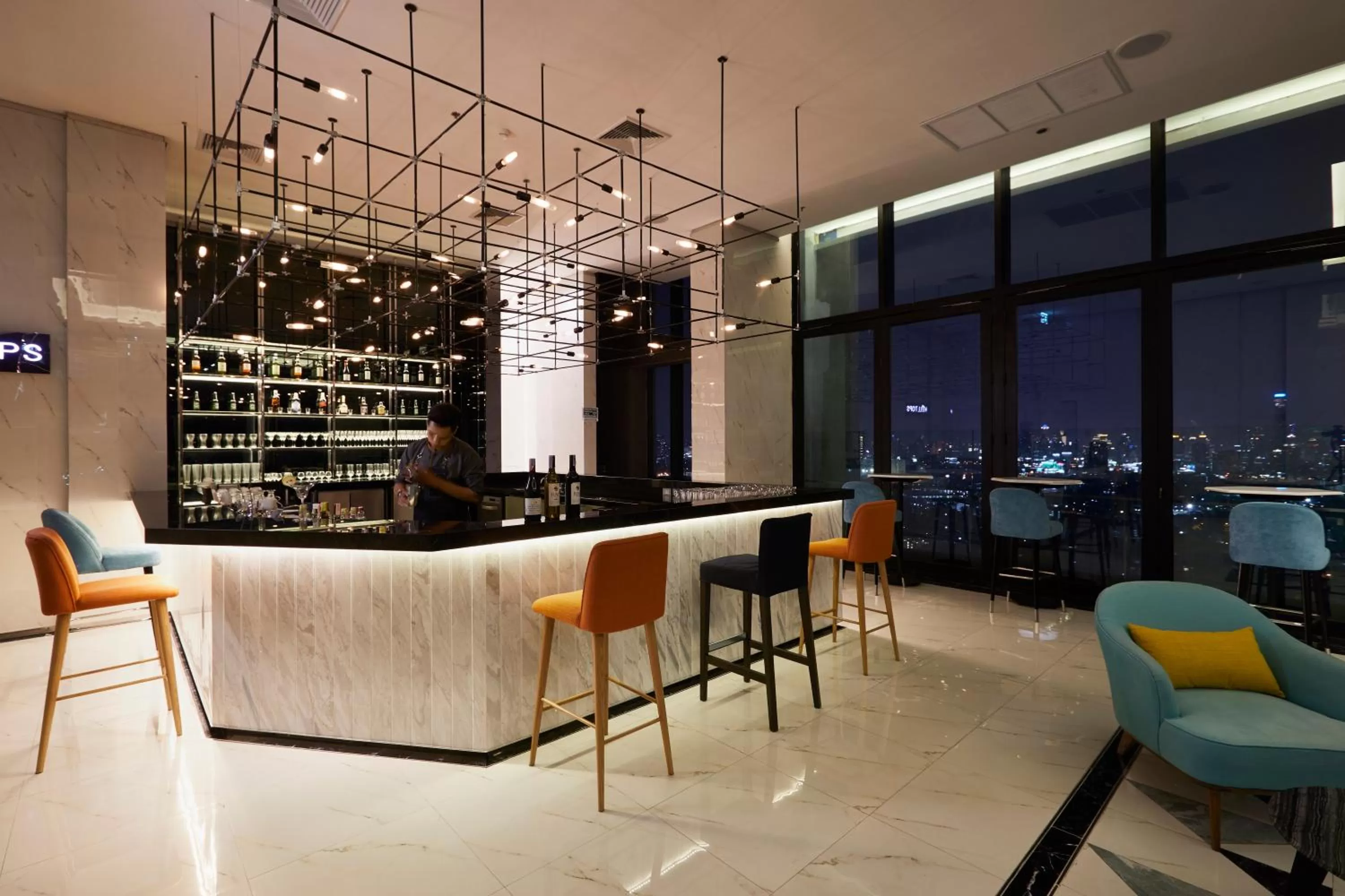 Lounge or bar in The Quarter Ari by UHG