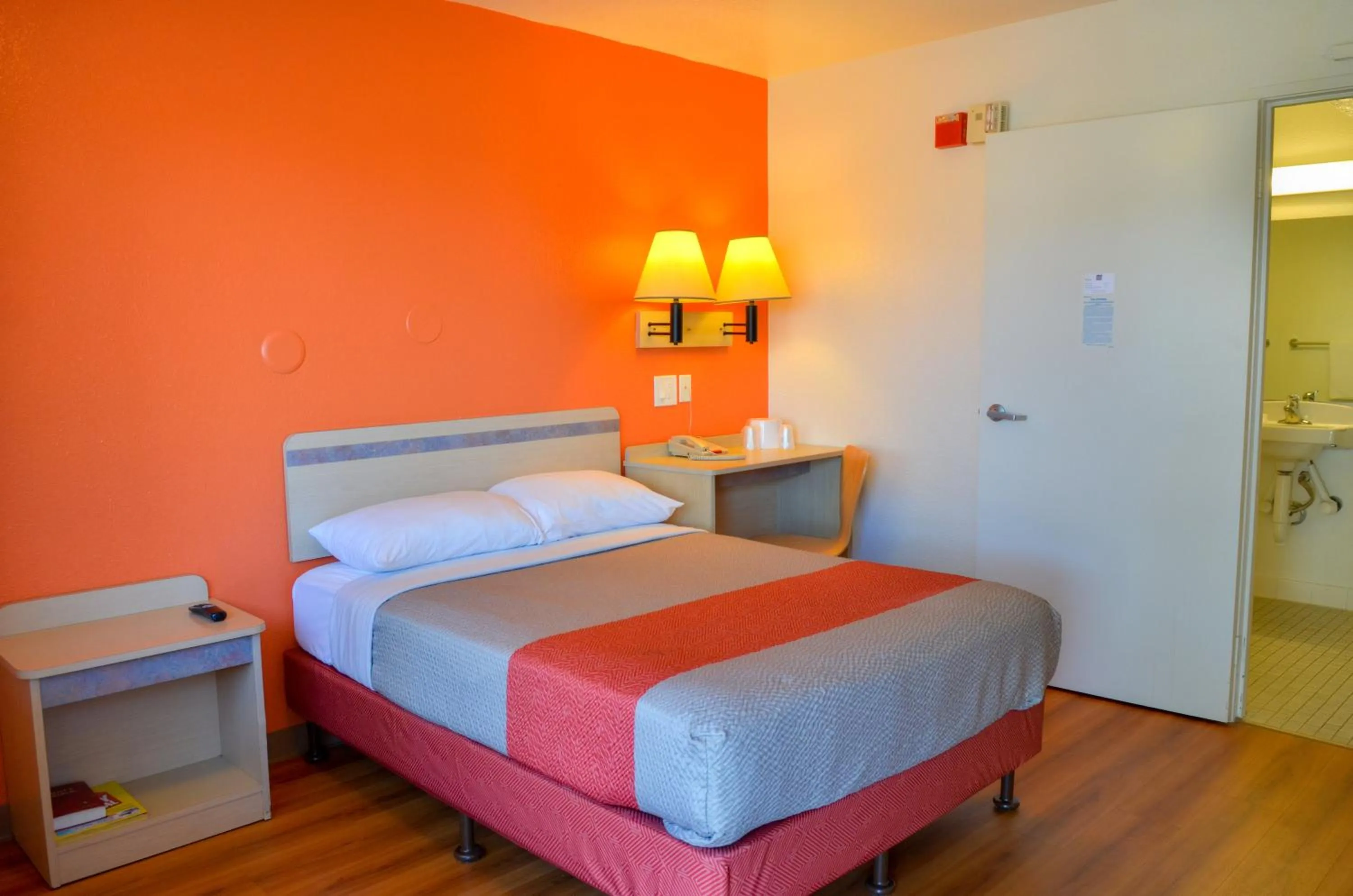 Bedroom, Bed in Motel 6-Santa Nella, CA - Los Banos - Interstate 5