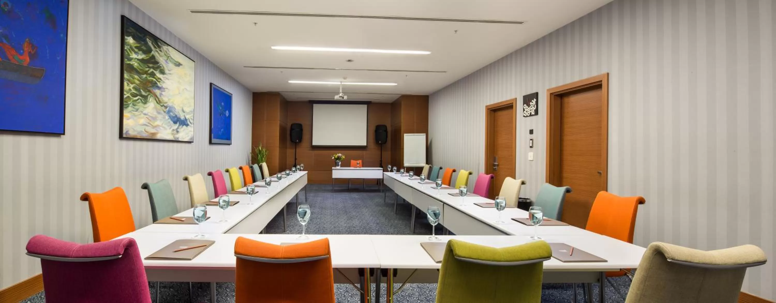 TV and multimedia in Midtown Hotel