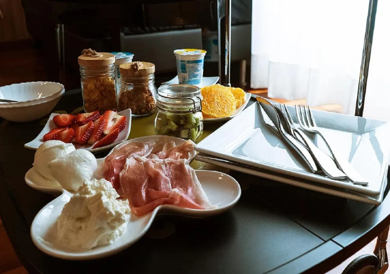 Breakfast in Artistic Charming House