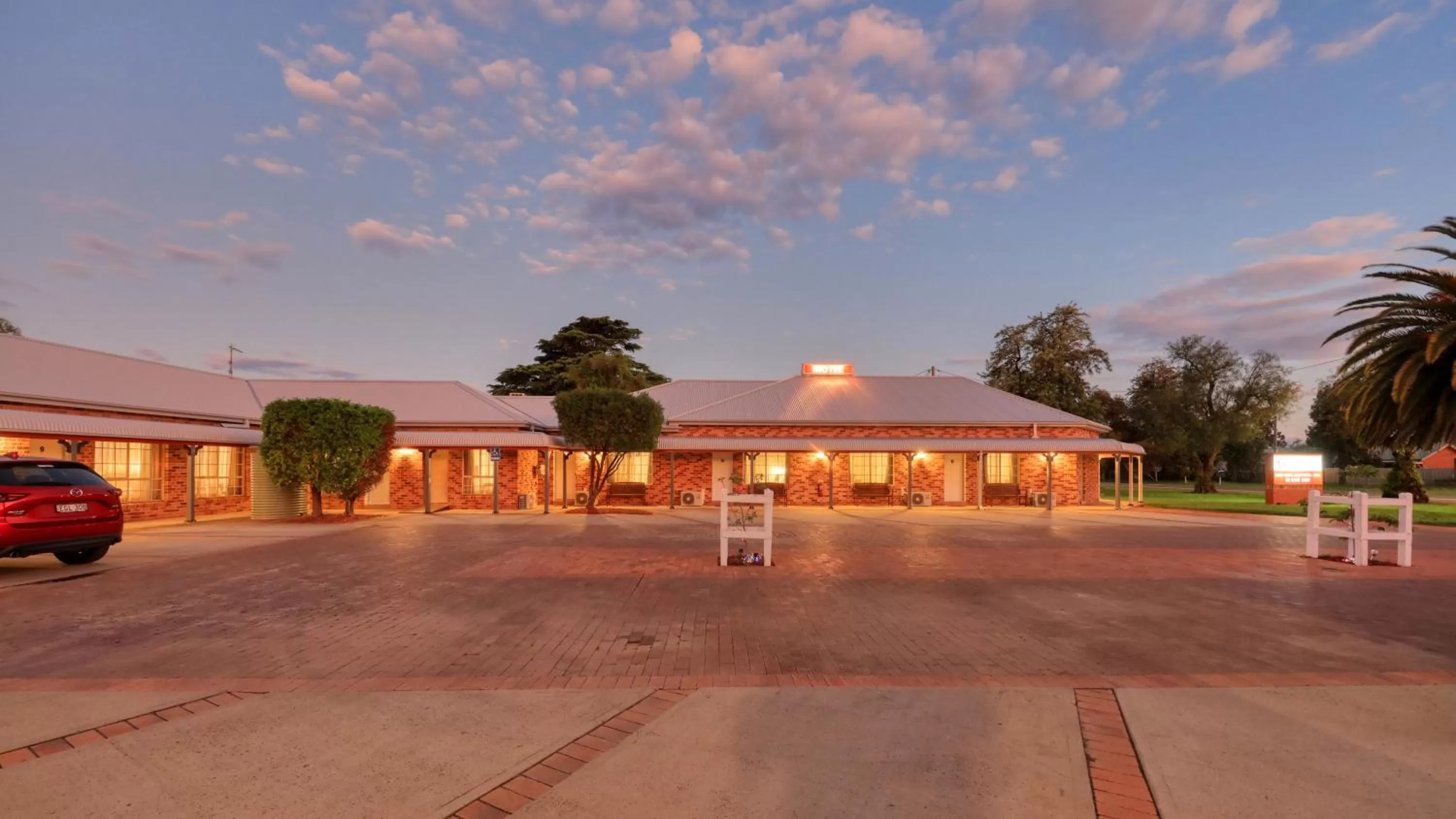 Parking in Country Gardens Motor Inn