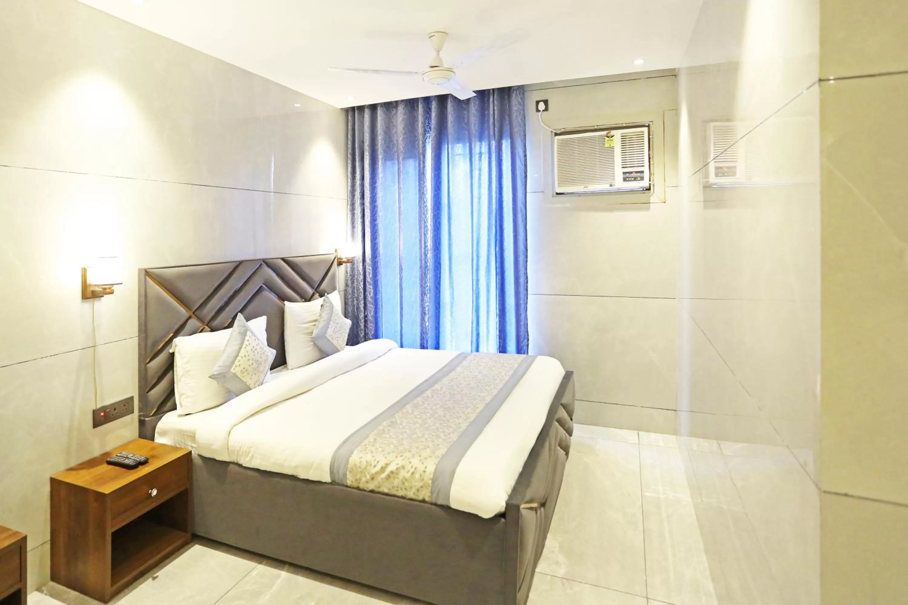Photo of the whole room, Bed in Frankstay By Hotel Preet in 05 mints walking Distance Nizamuddin Railway Station