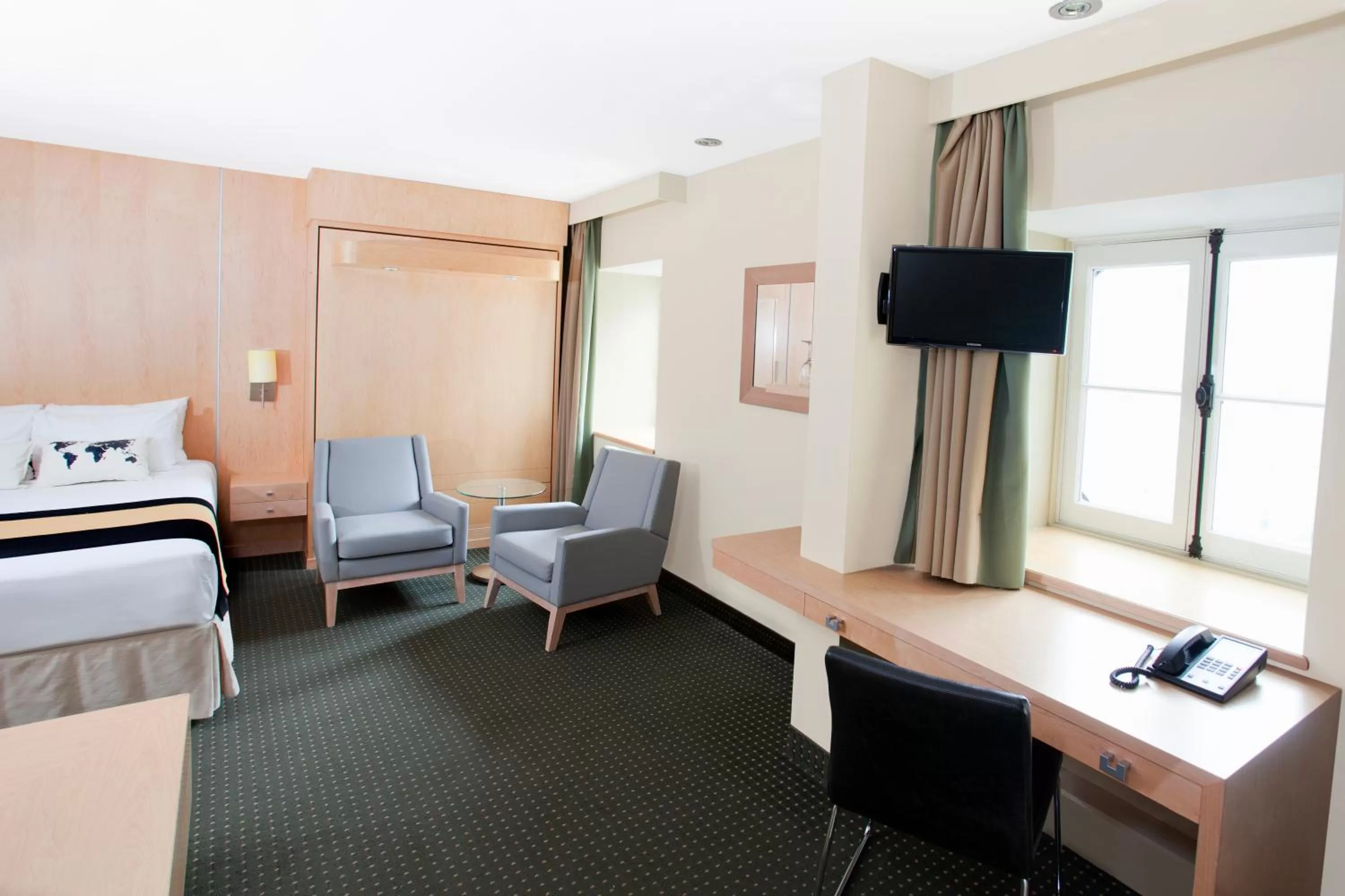 Bed in Hotel du Vieux Quebec