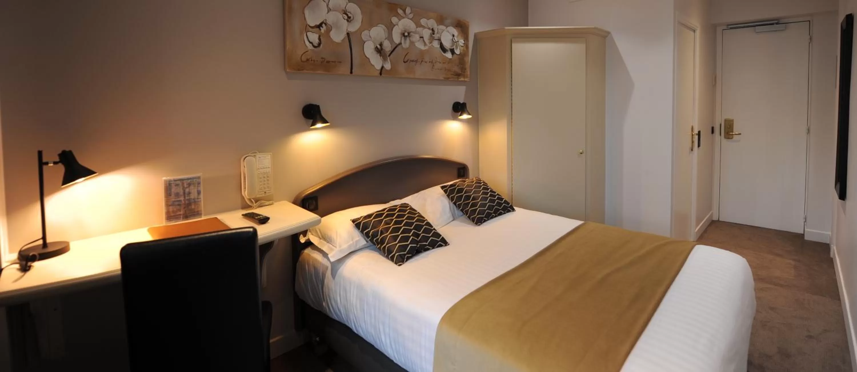 Photo of the whole room, Bed in Hôtel Du Midi Paris Montparnasse