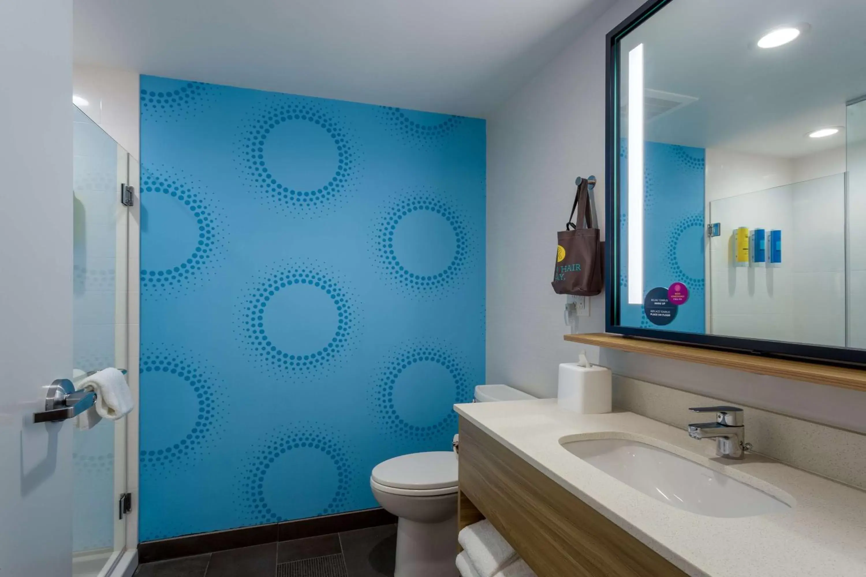 King Room in Tru By Hilton Radford King Room in Tru By Hilton Radford