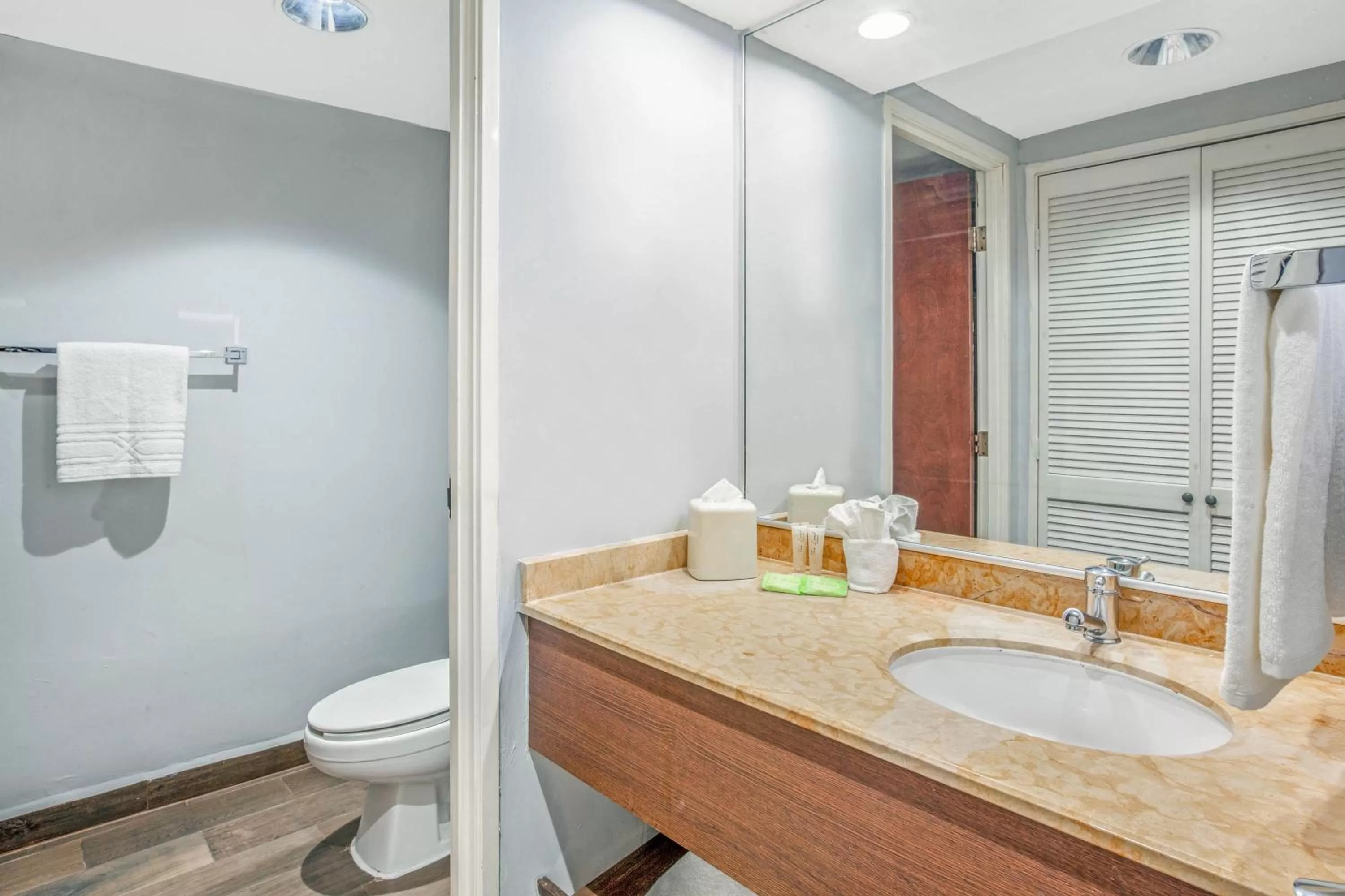 Toilet in CHN Hotel Monterrey Centro, Trademark Collection by Wyndham