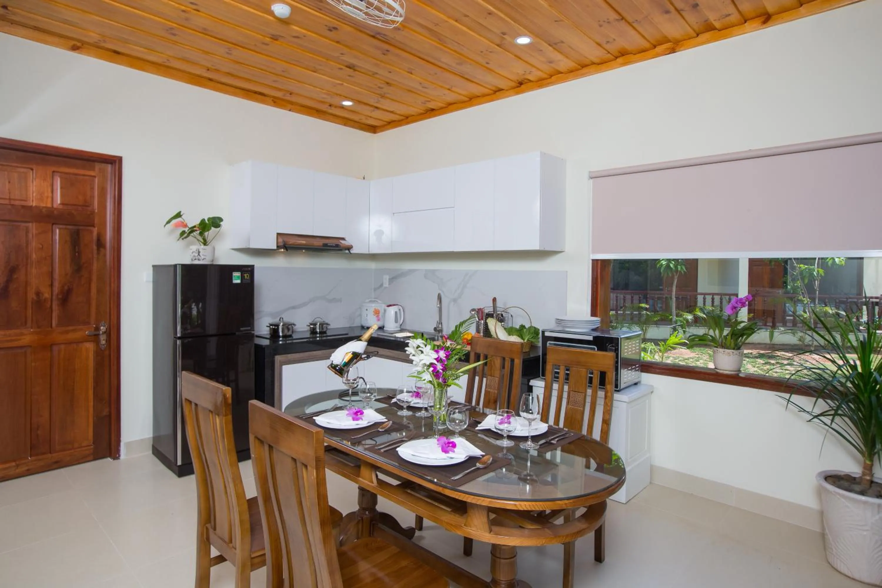 Kitchen or kitchenette in Elwood Premier Resort Phu Quoc