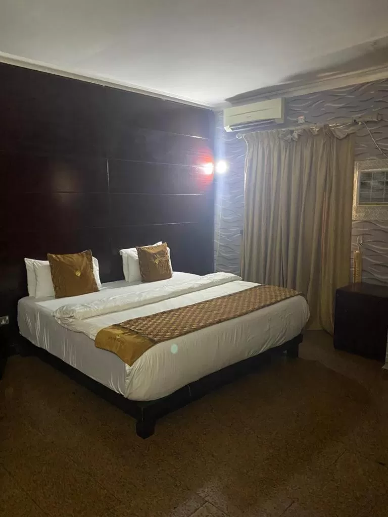 Bedroom, Bed in Galpin Suites