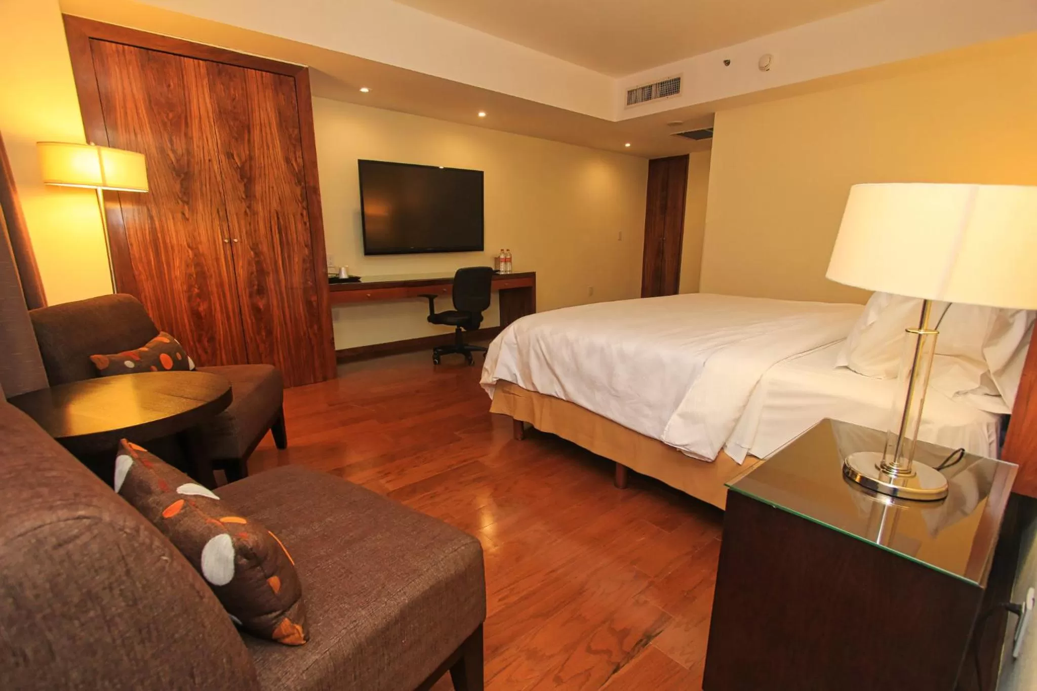 Photo of the whole room, Bed in Holiday Inn Leon by IHG