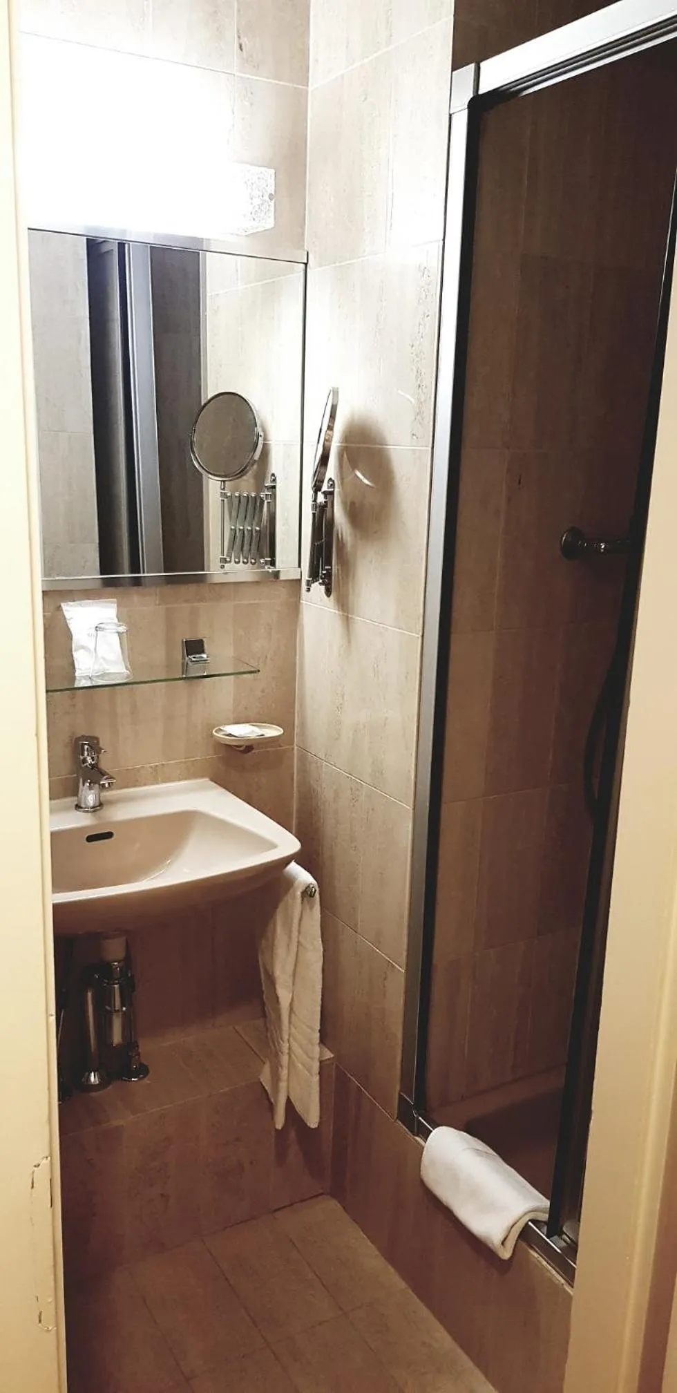 Shower in Hotel Century