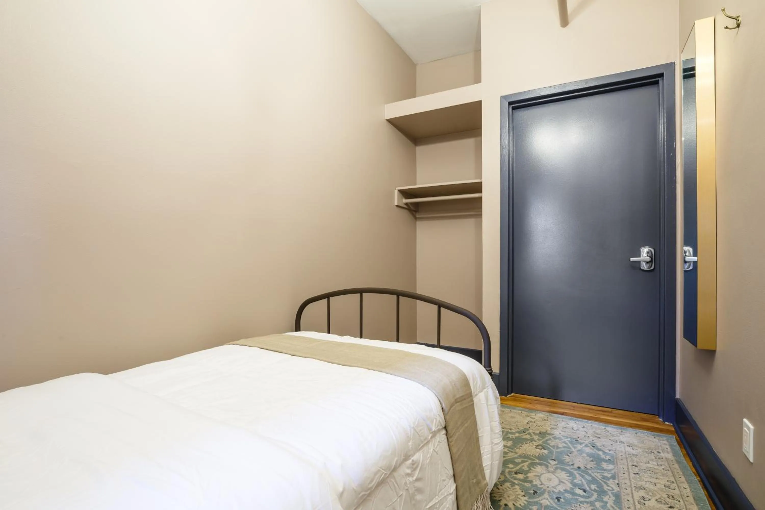 Bed in Lamartine Chelsea