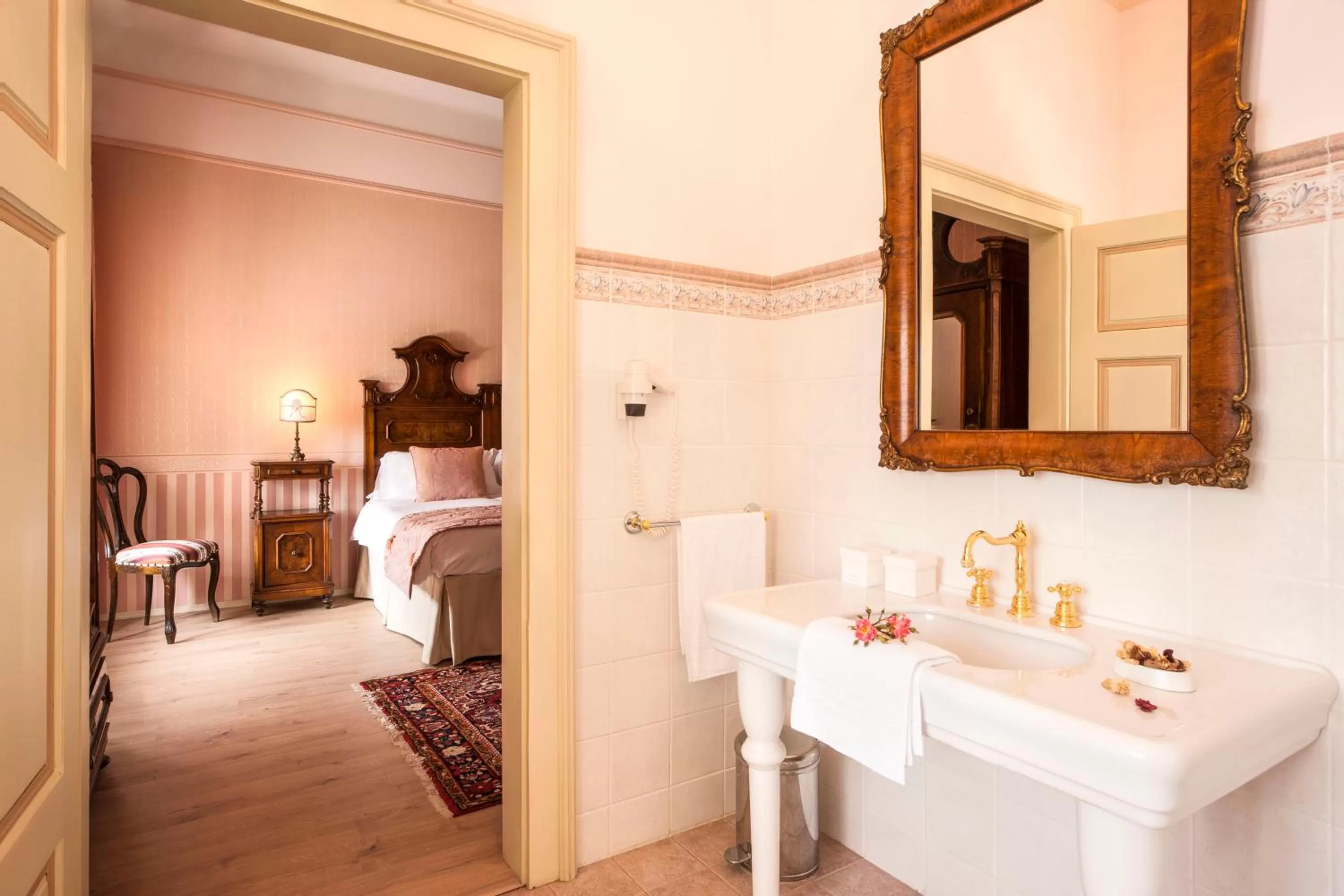 Photo of the whole room, Bed in Castello Di Spessa - Residenze d'epoca