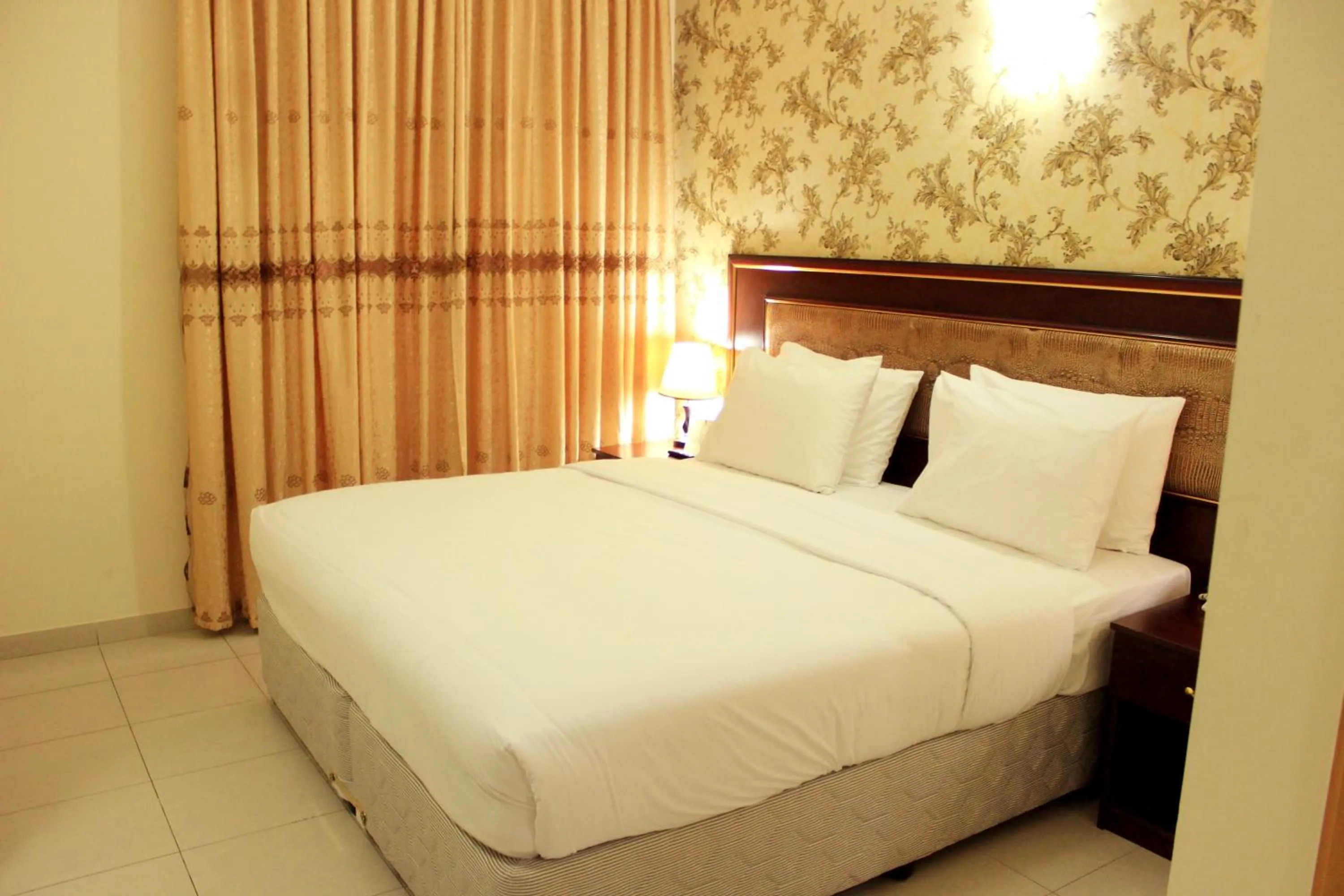 Bedroom, Bed in Montreal Naif Hotel