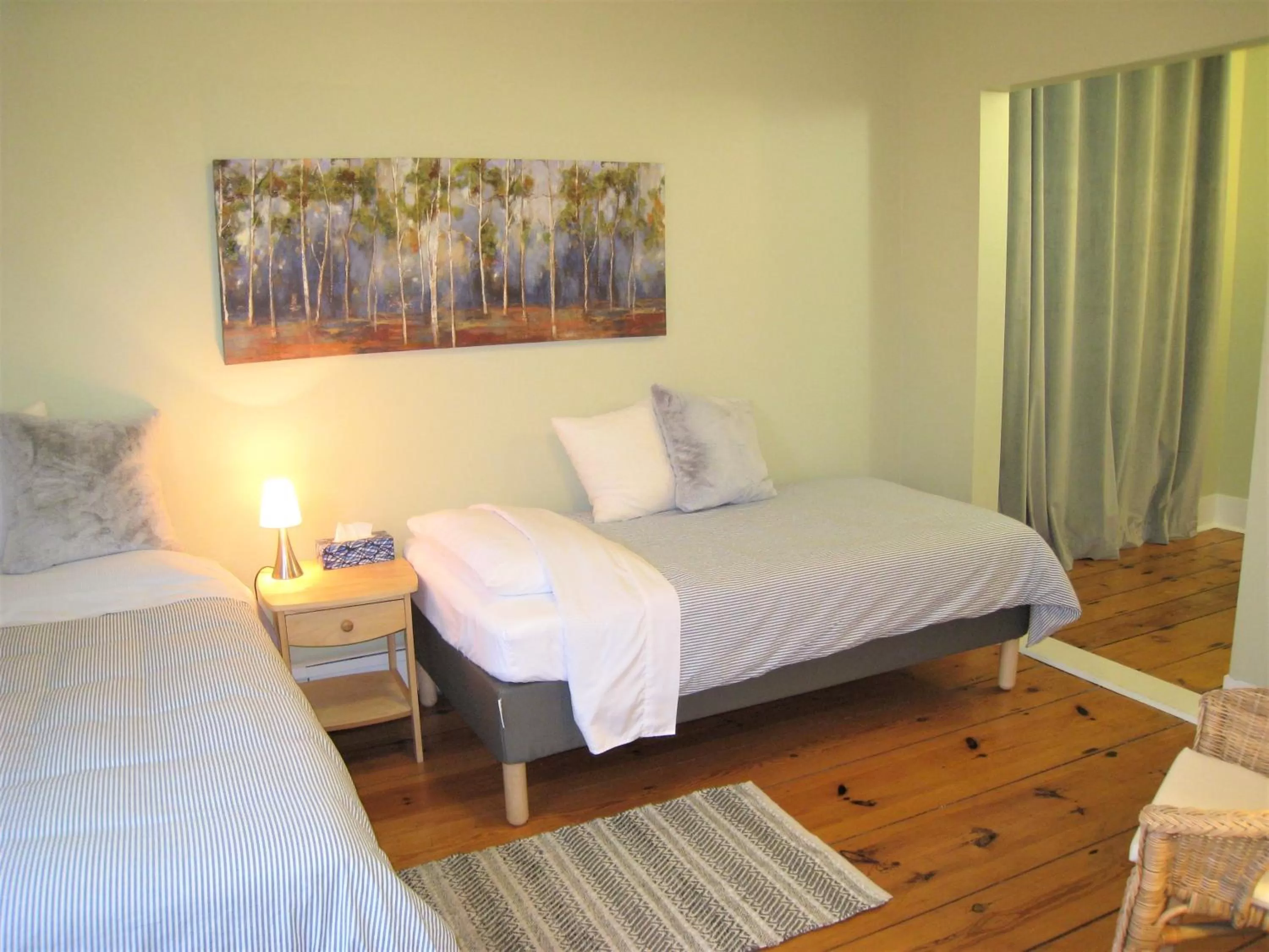 Photo of the whole room, Bed in River Ridge Lodge