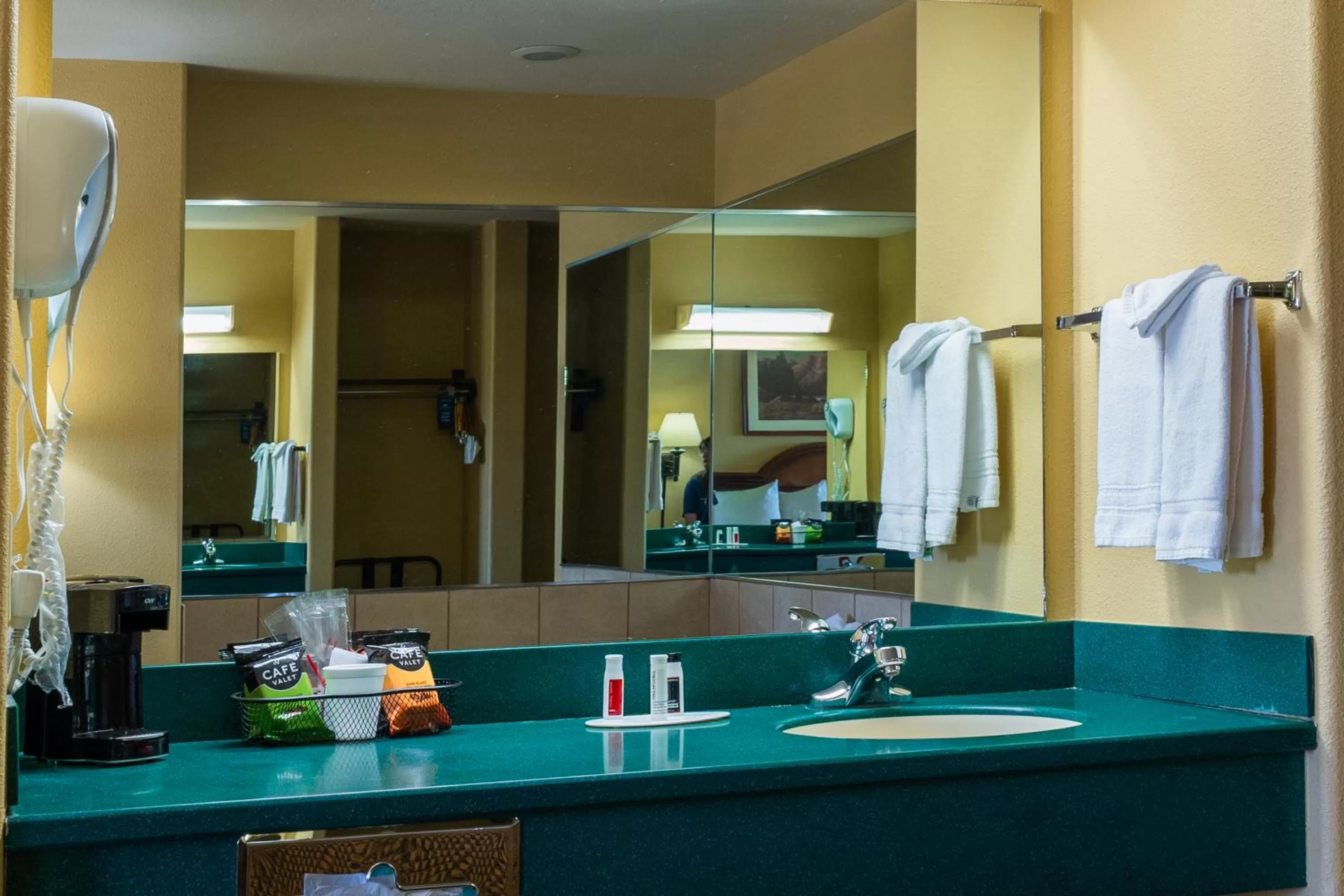 Bathroom in Pinedale Hotel & Suites
