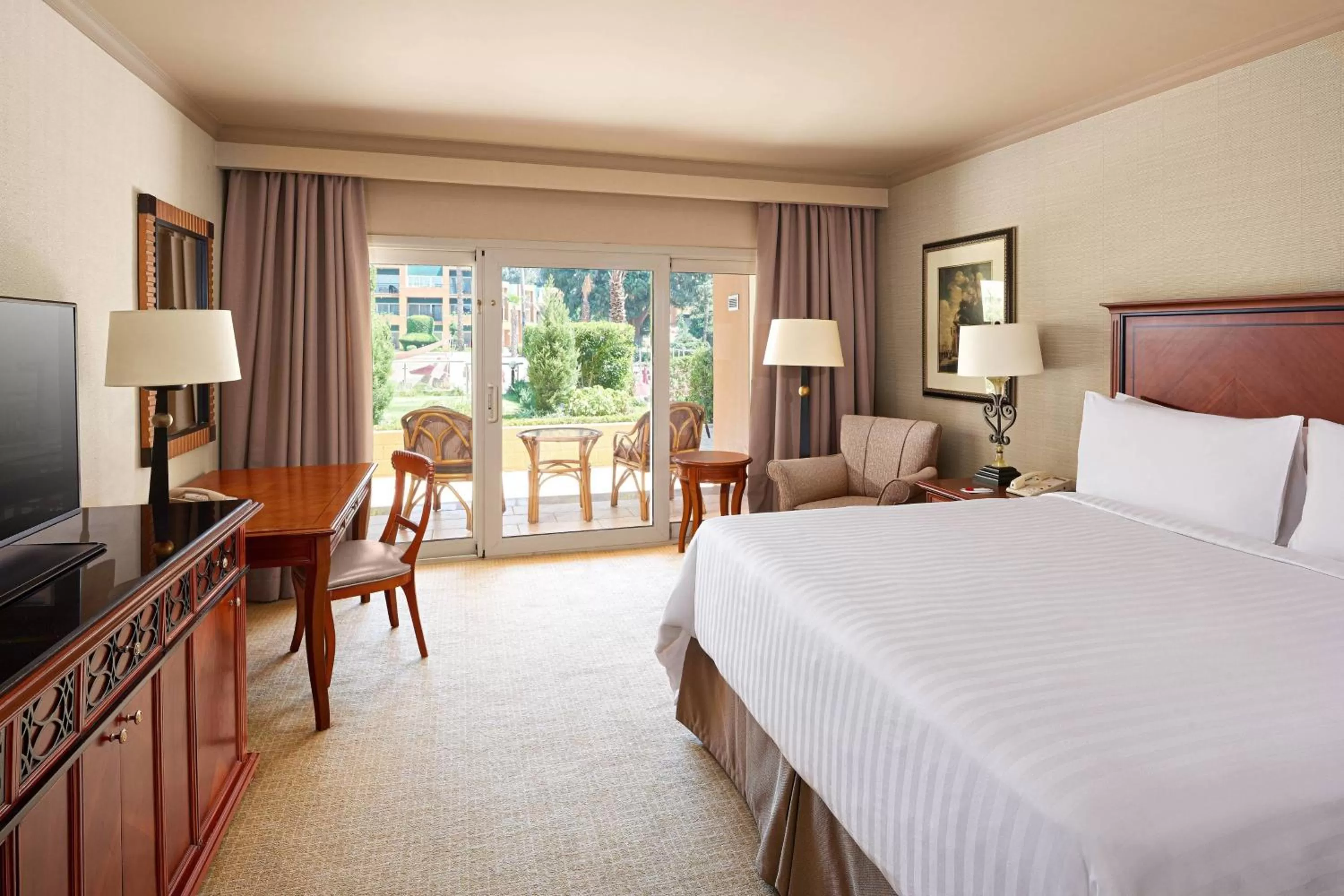 Photo of the whole room, Bed in Cairo Marriott Hotel