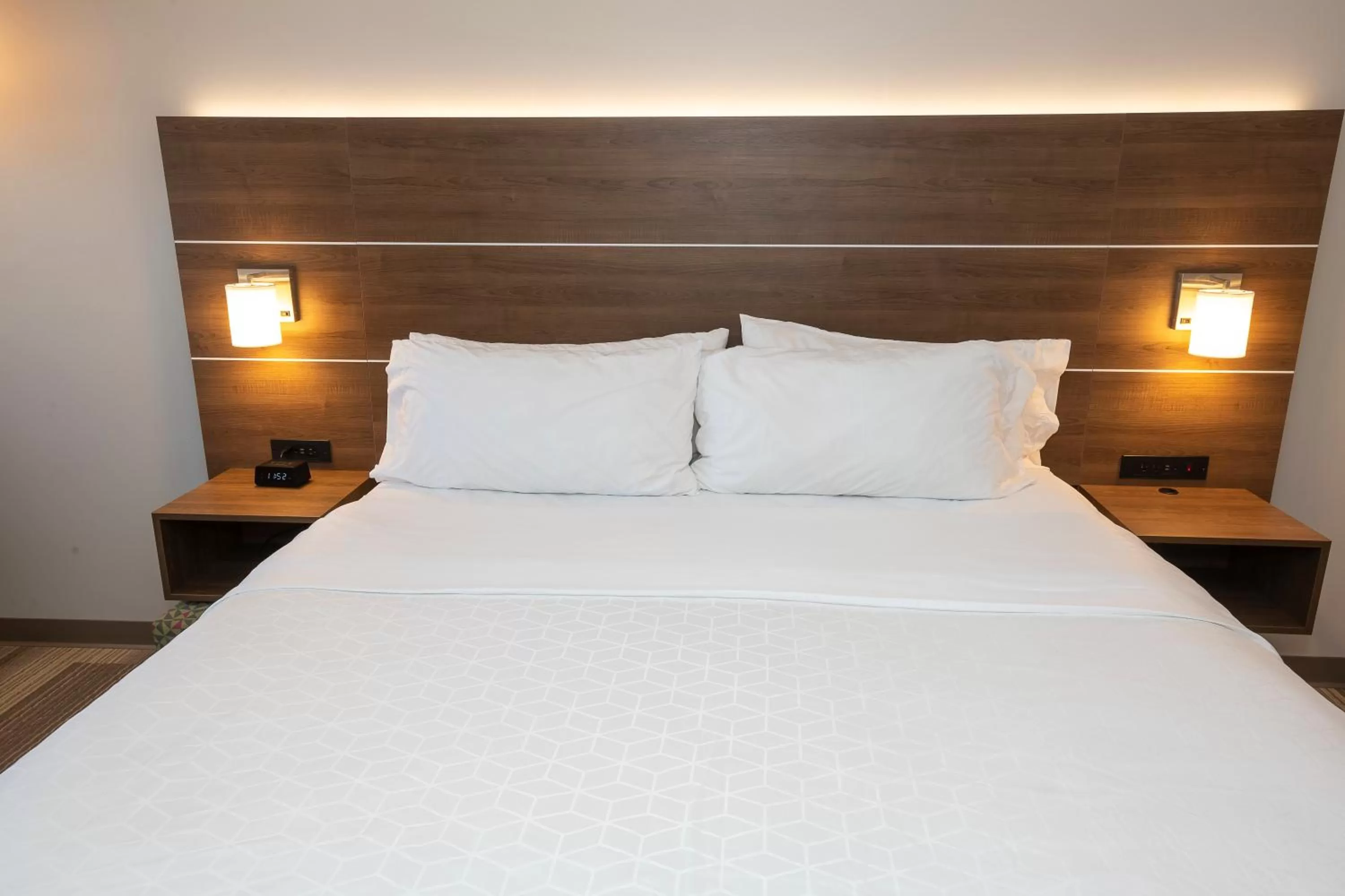 Photo of the whole room, Bed in Holiday Inn Express & Suites Iron Mountain by IHG