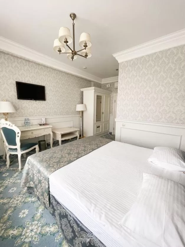 Bed in Royal Olympic Hotel