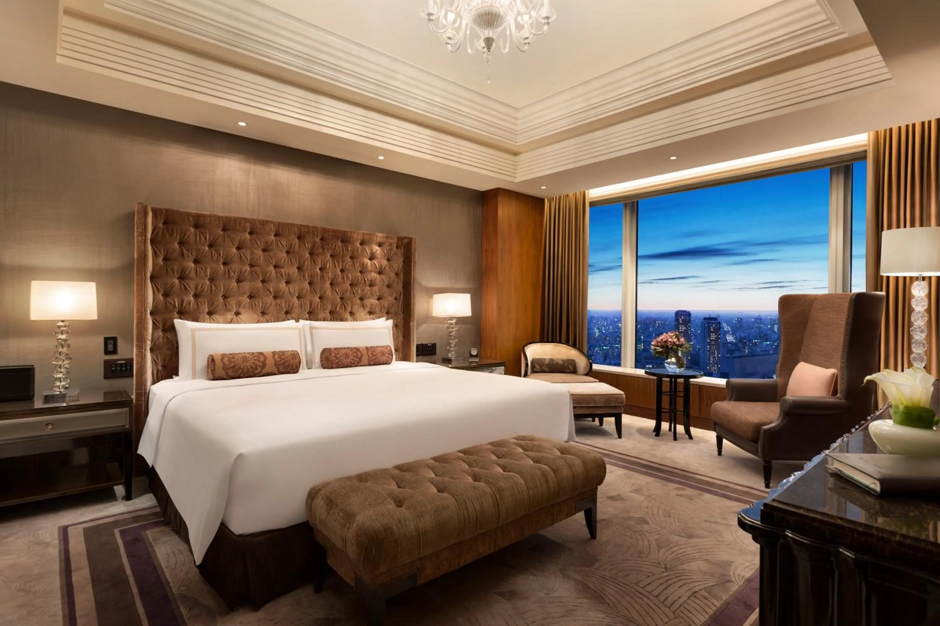 Photo of the whole room, Bed in Shangri-La Tokyo