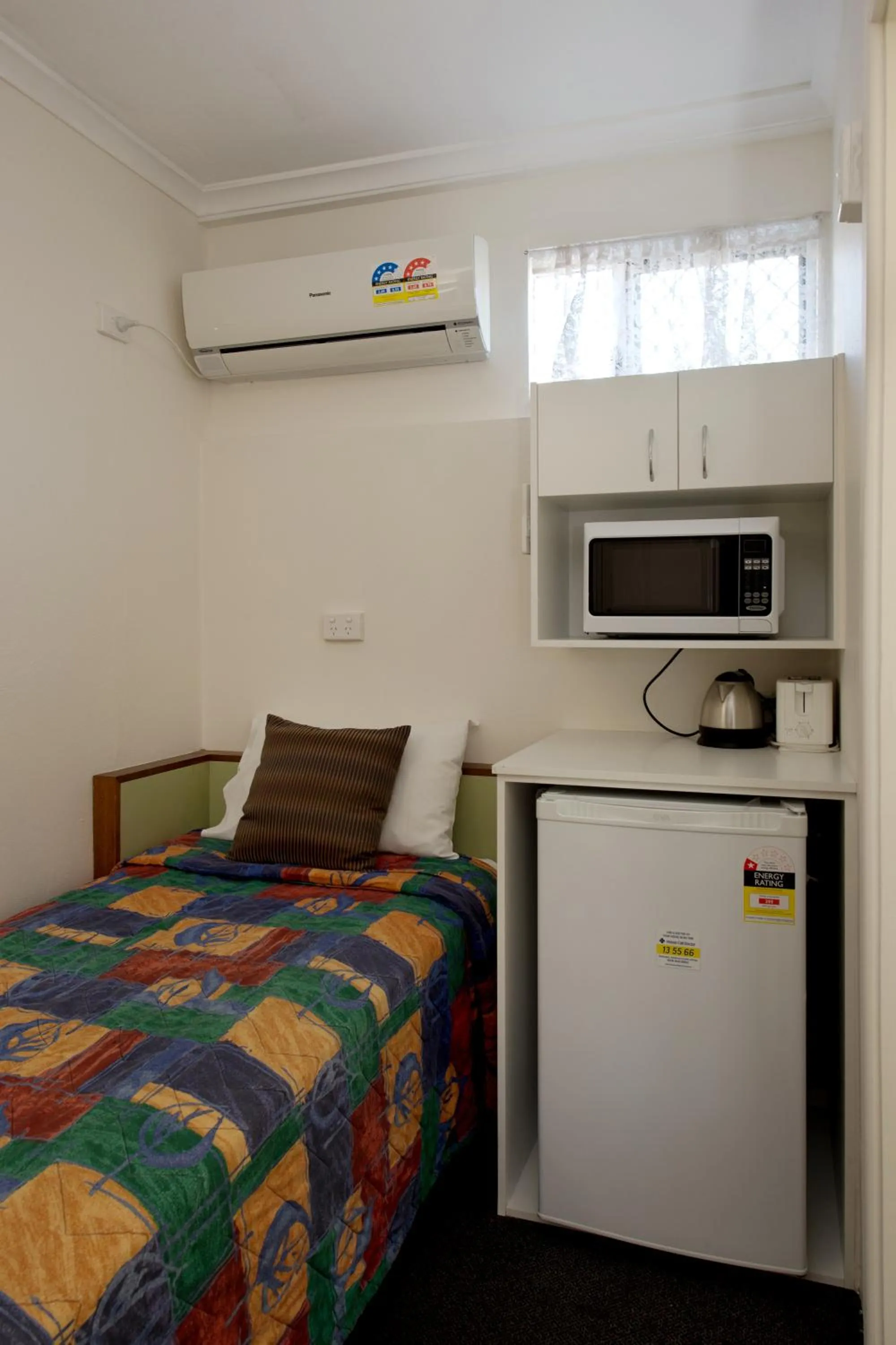 Coffee/tea facilities, Bed in Mineral Sands Motel