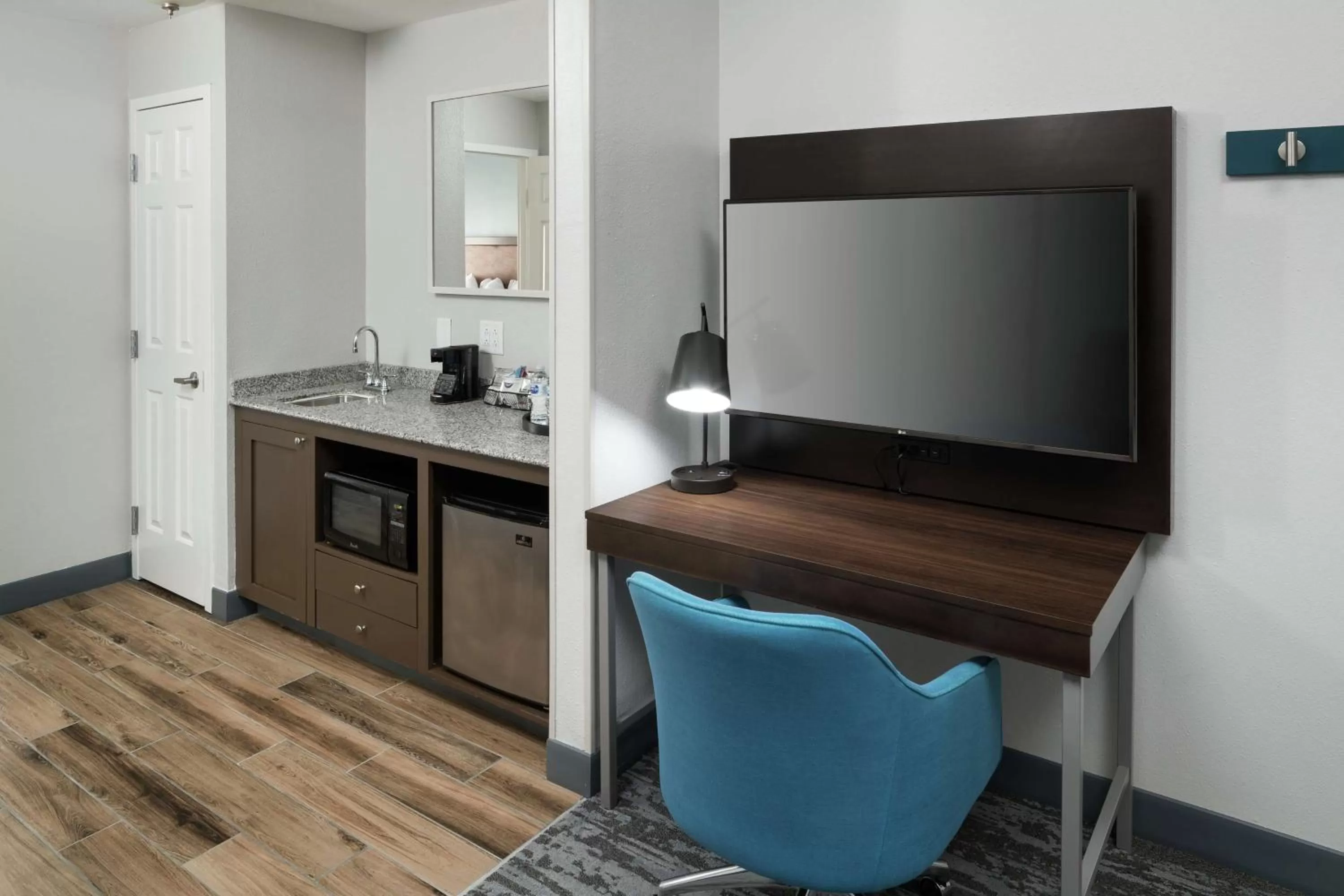 Bedroom in Hampton Inn & Suites Atlanta-Downtown