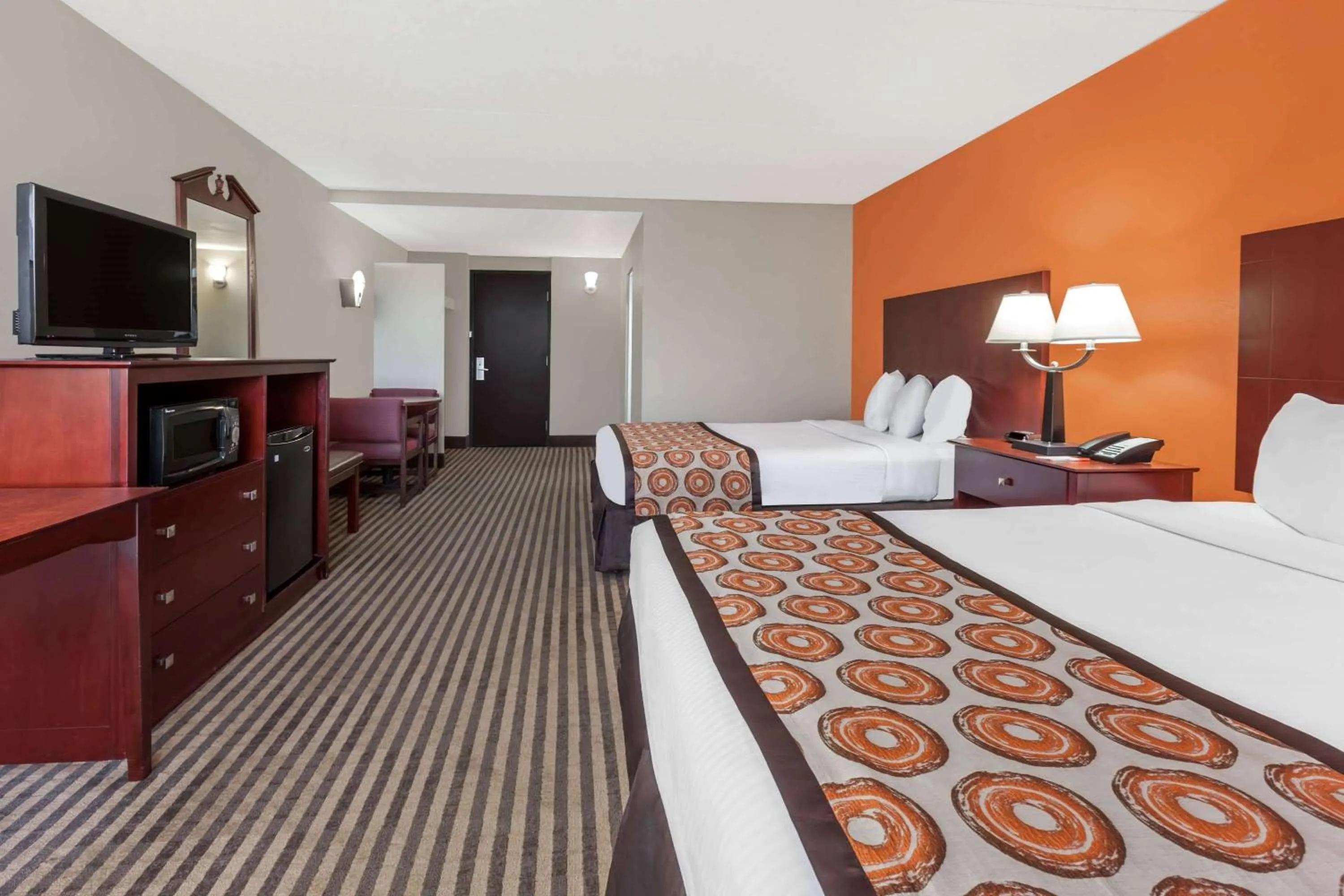 Photo of the whole room, Bed in Howard Johnson by Wyndham Arlington Ballpark / Six Flags