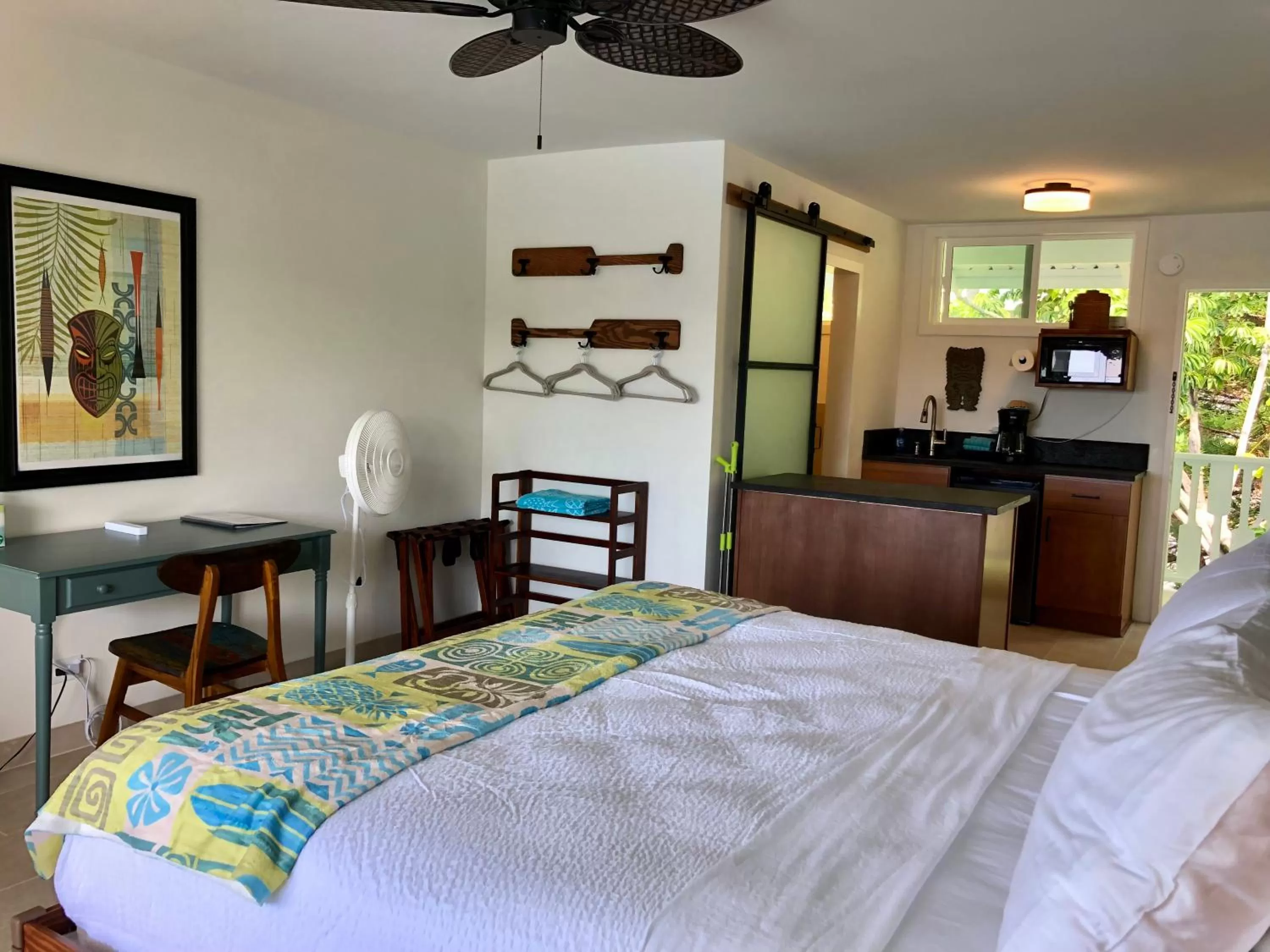 Photo of the whole room, Bed in Kona Tiki Hotel - No Resort Fees