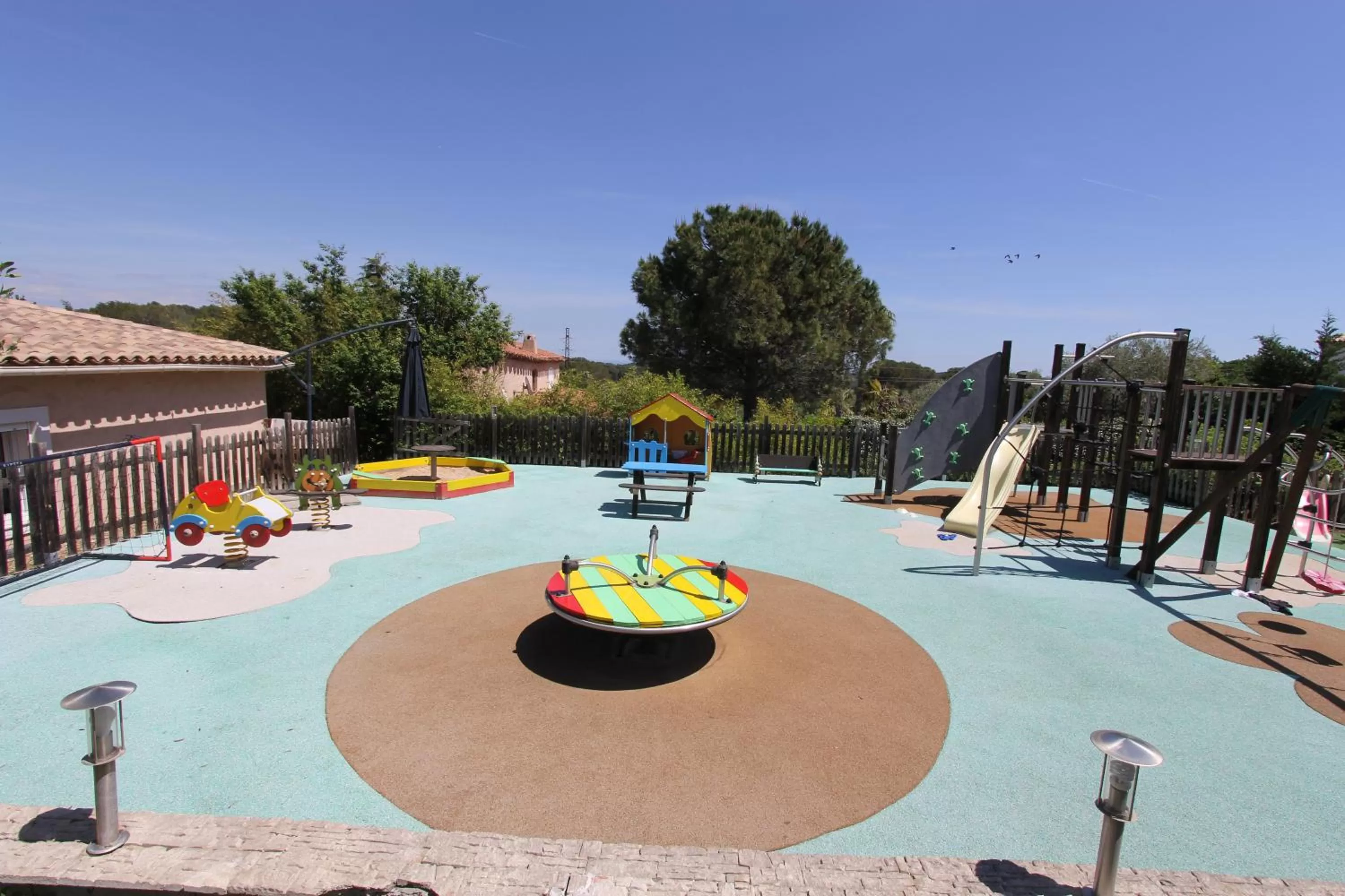 Children play ground in "AU HAVRE DE PAIX" 5 étoiles Prestige jacuzzi, hammam, sauna, PISCINE chauffée Mougins Cannes Grasse