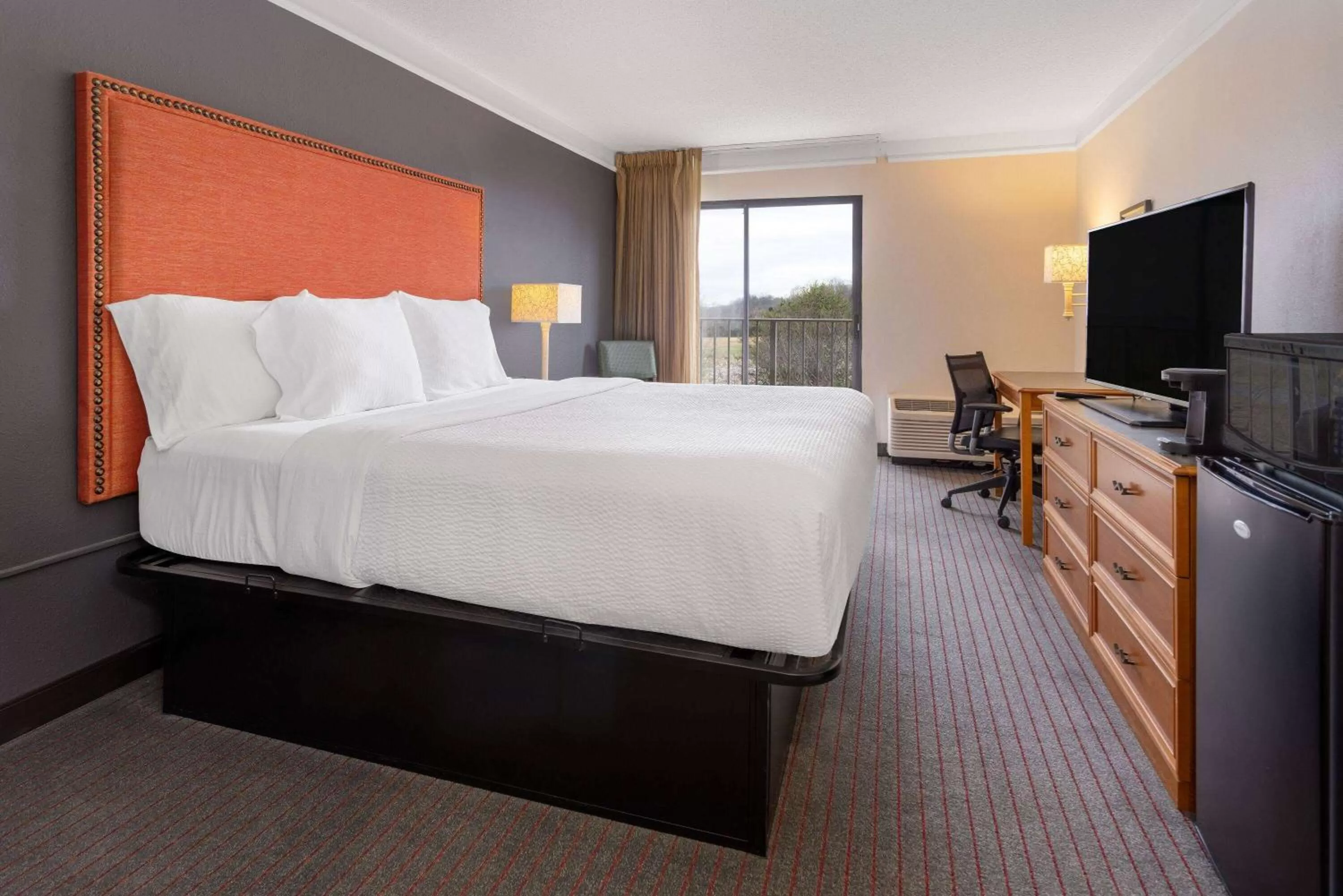 Photo of the whole room, Bed in La Quinta by Wyndham Kingsport Tri Cities Airport