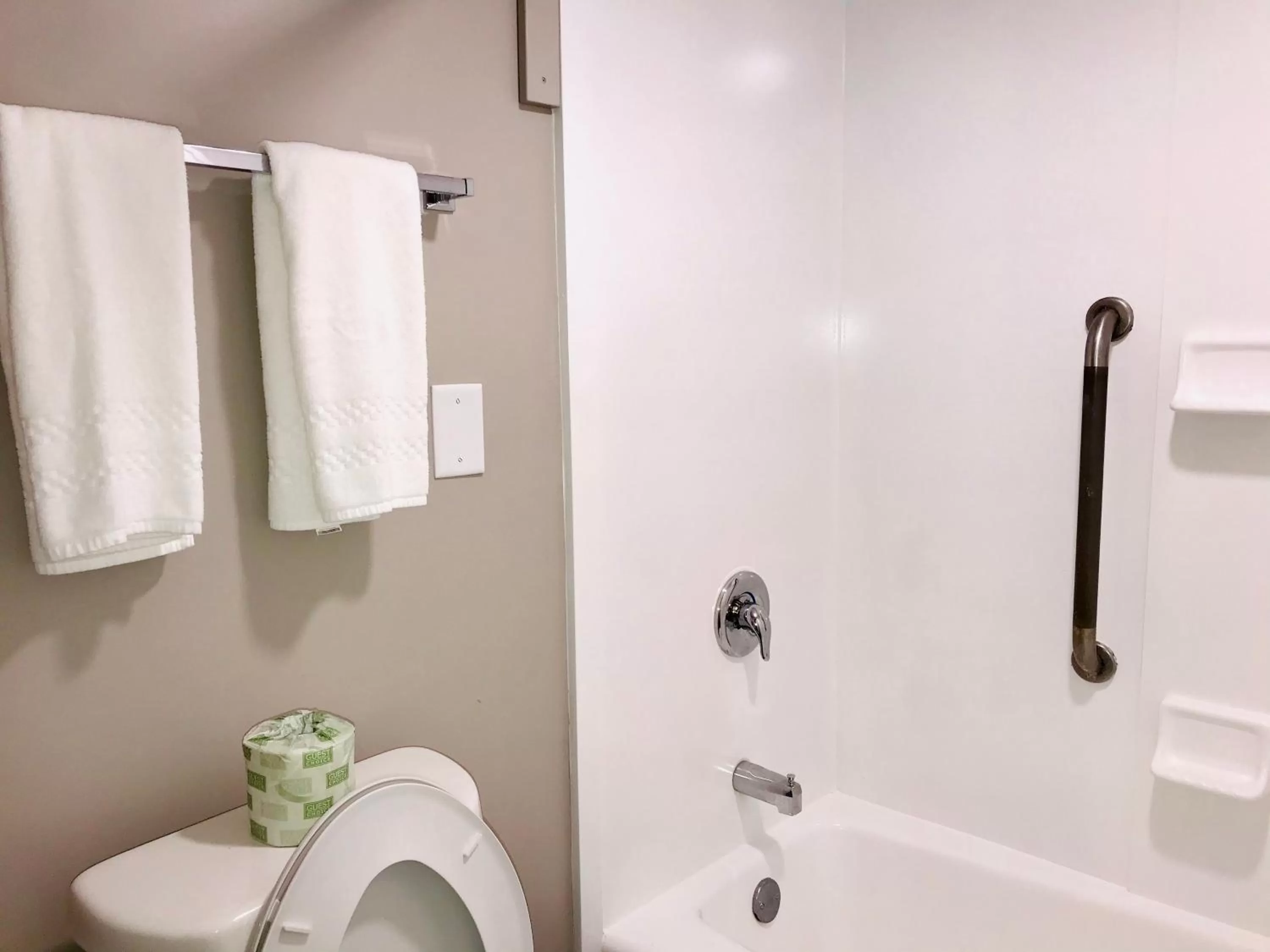 Bathroom in Studio 6 Dublin, Ga