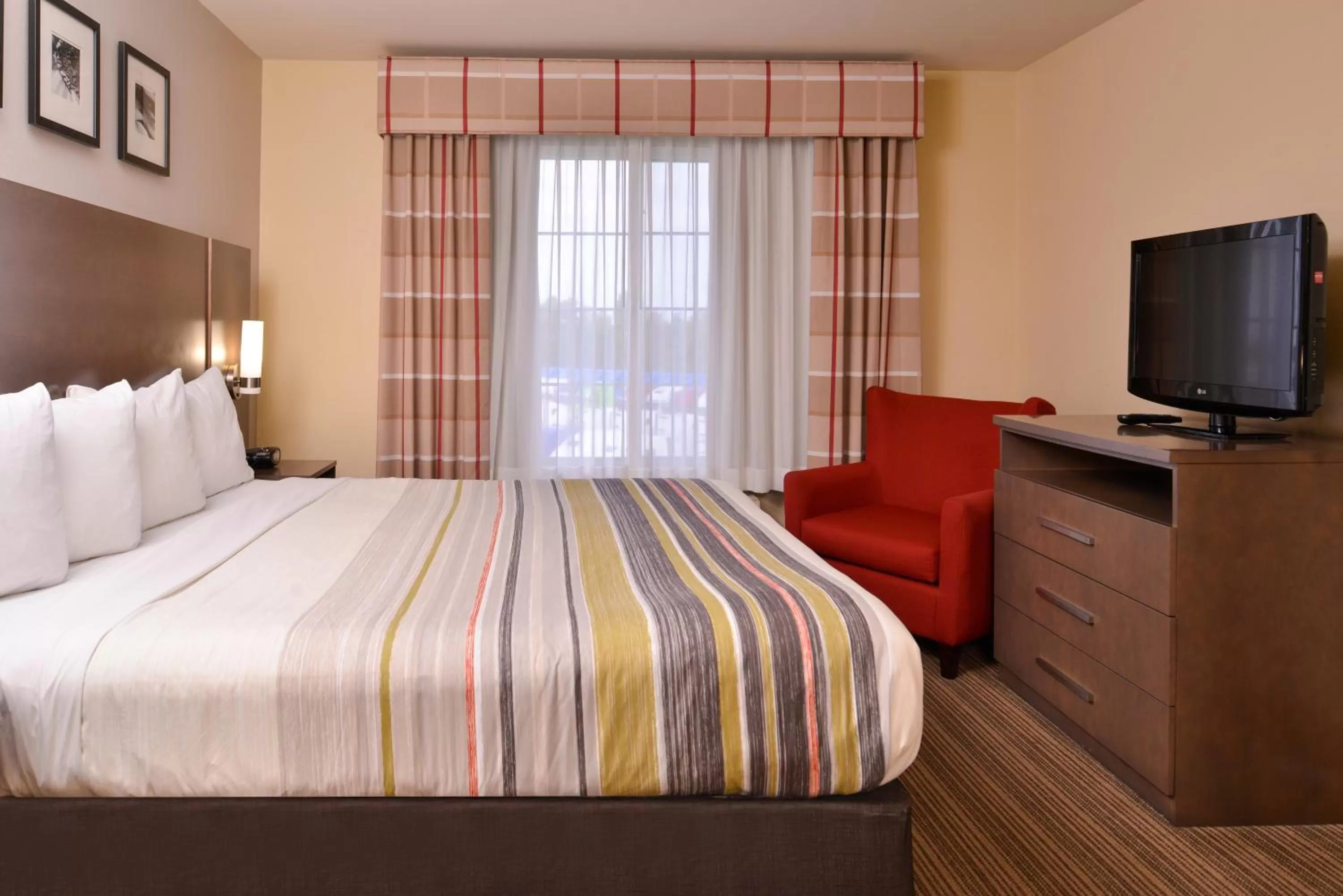 Bed in Country Inn & Suites by Radisson, Omaha Airport, IA