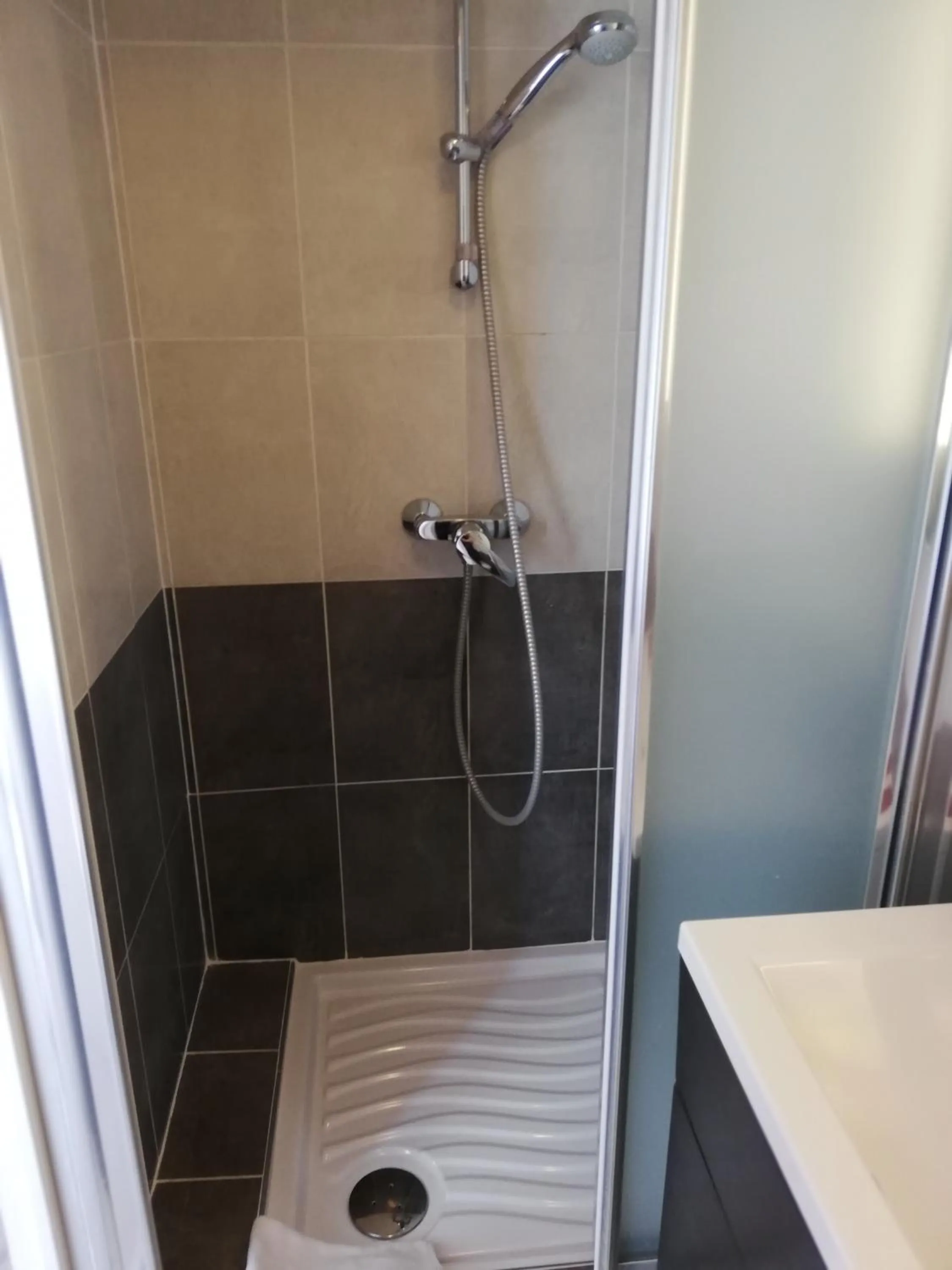 Shower in Hôtel Belle Fontainebleau