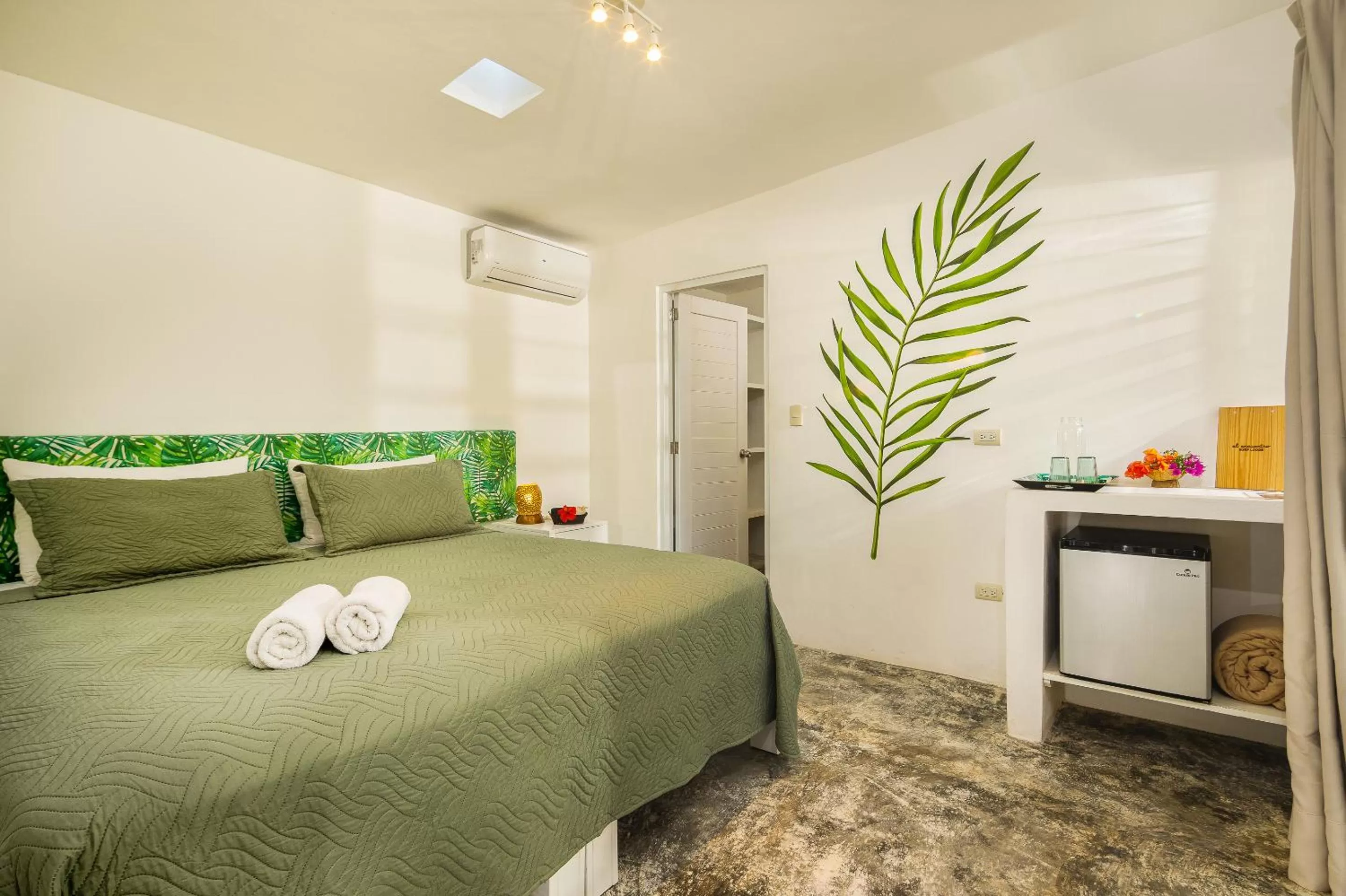 Photo of the whole room, Bed in El Encuentro Surf Lodge