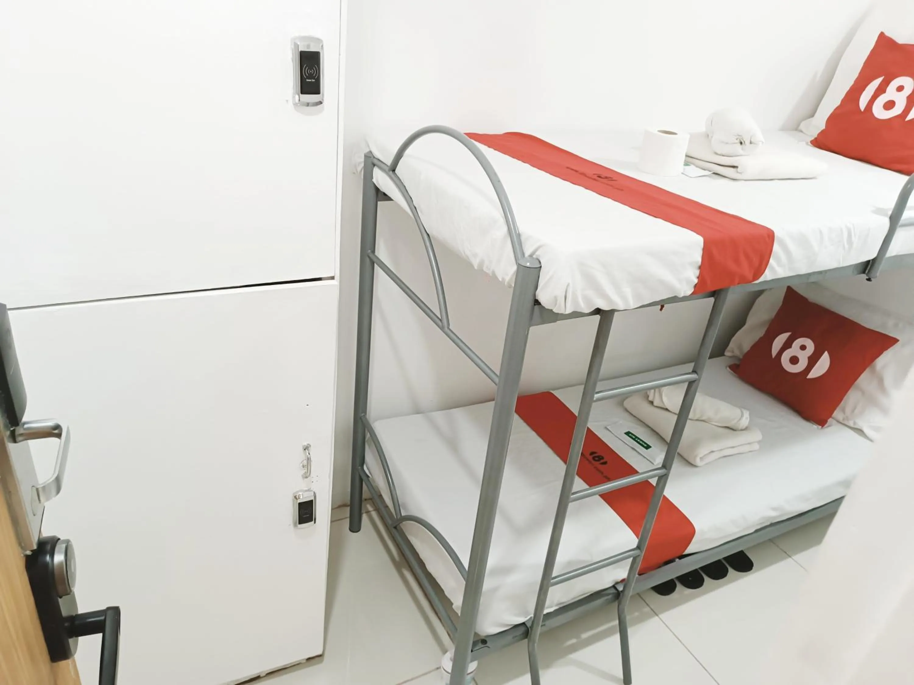 bunk bed, Bed in 8Hostel