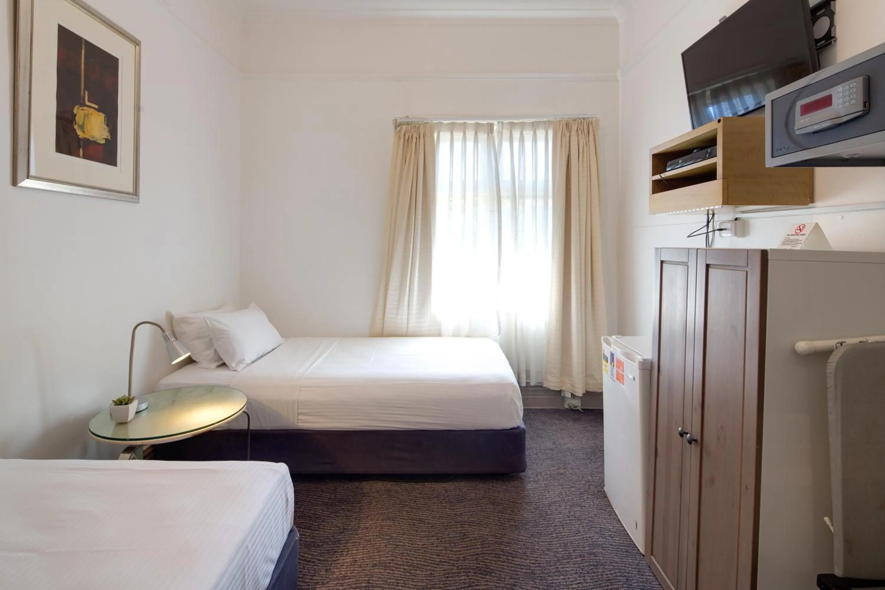 Photo of the whole room, Bed in Neutral Bay Lodge