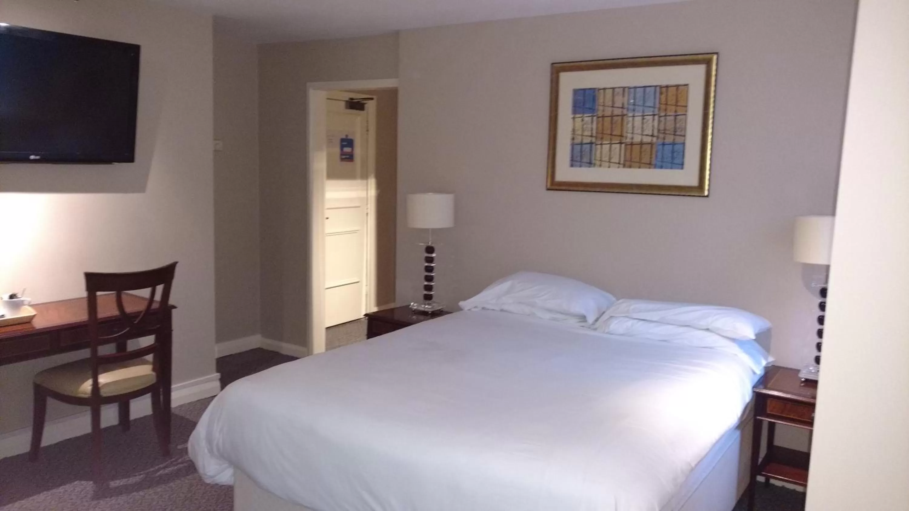 Bedroom, Bed in Royal Hotel, Bar & Grill