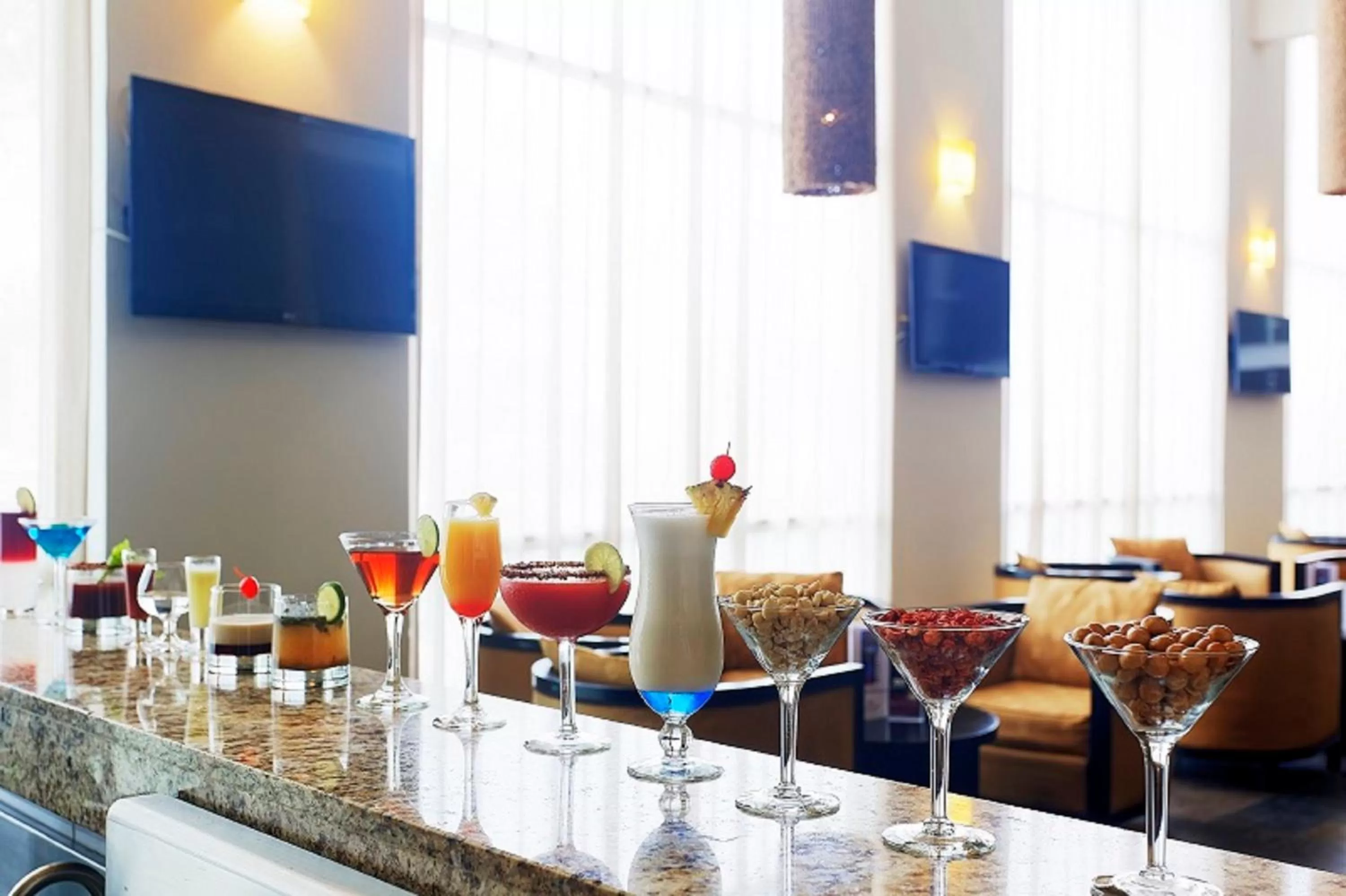Lounge or bar in Crowne Plaza Villahermosa by IHG